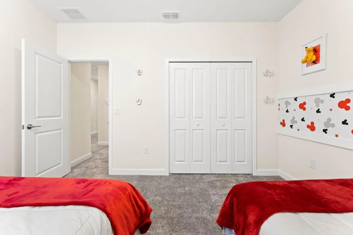 Bed in Sophisticated 6BR at Storey Lake SL2766