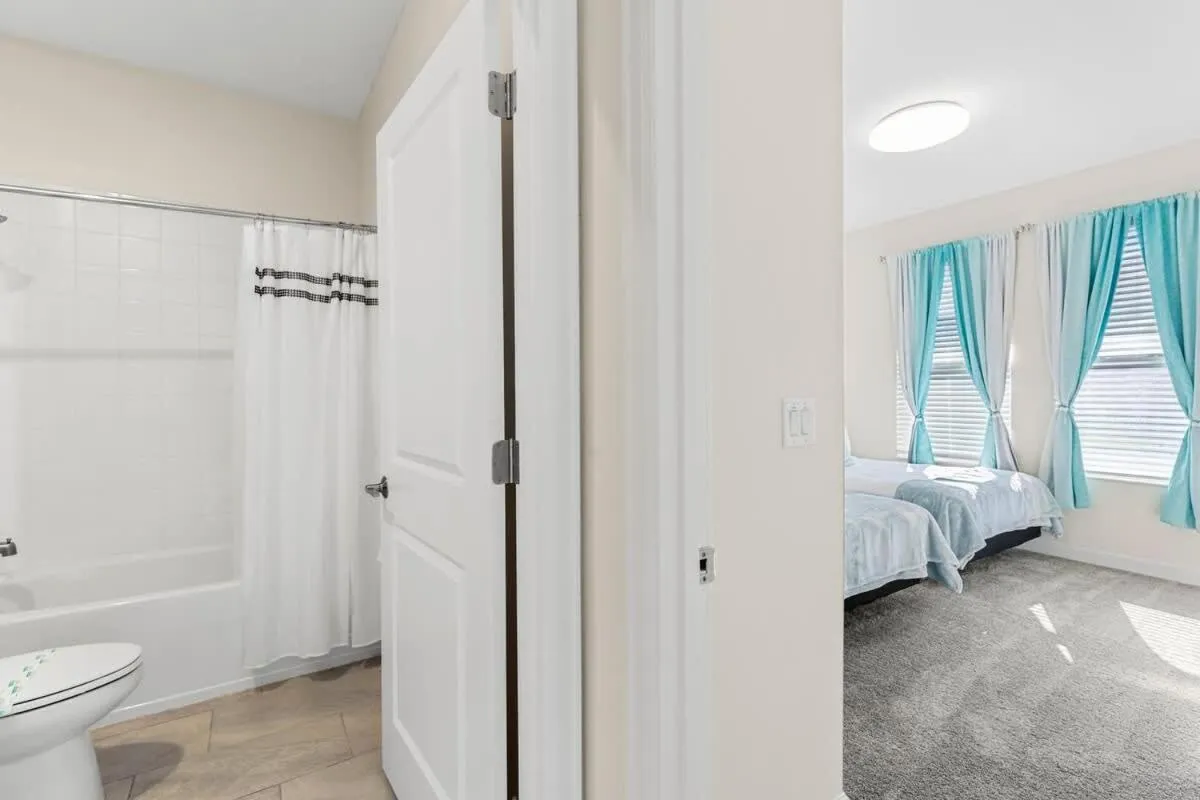 Bed in Sophisticated 6BR at Storey Lake SL2766