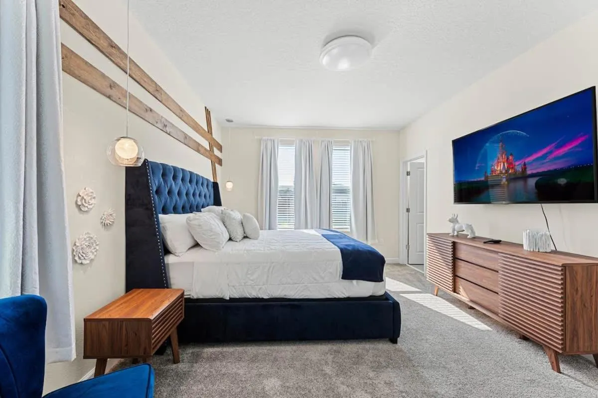 Bed in Sophisticated 6BR at Storey Lake SL2766