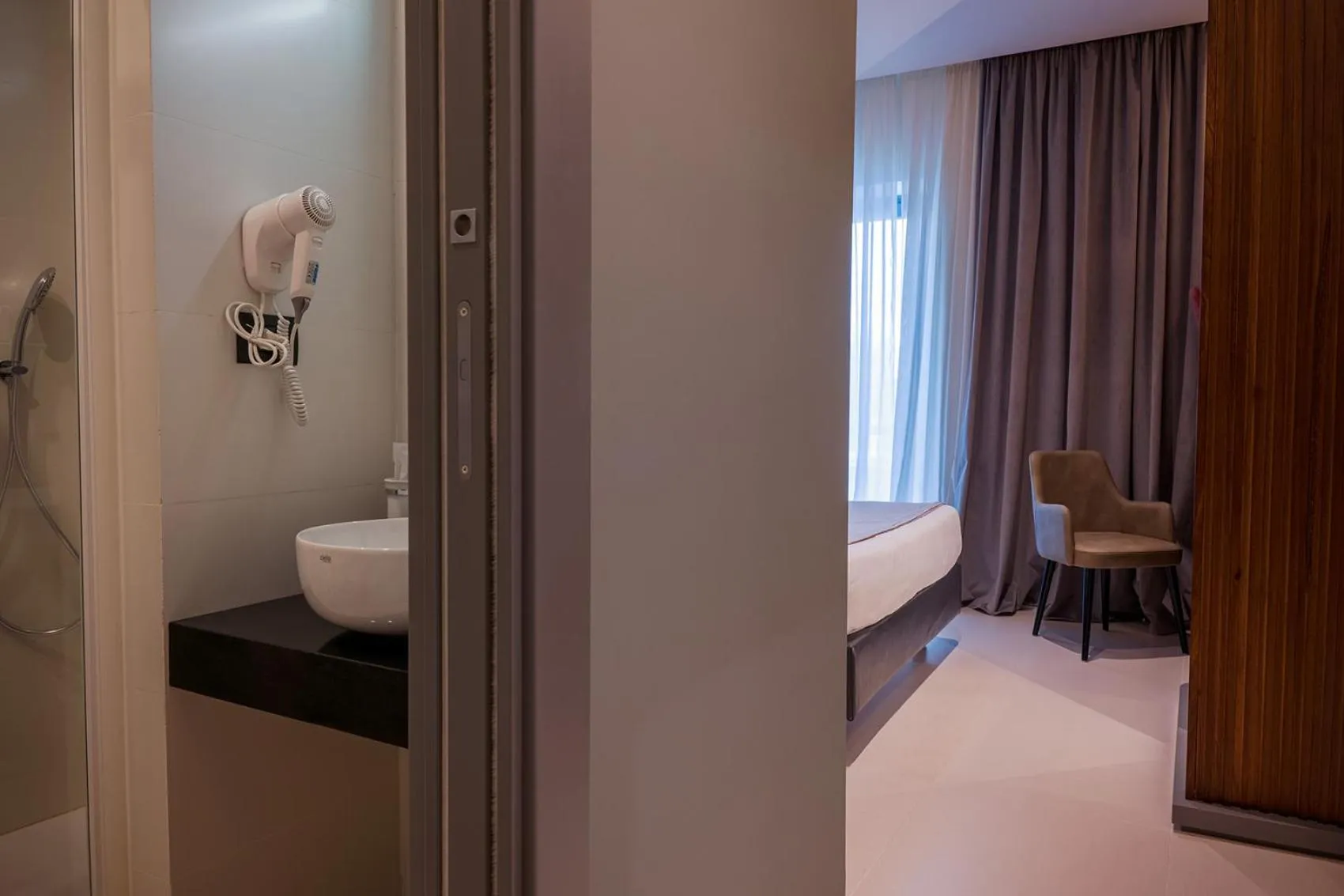 Bathroom, Bed in Best Western Hotel Ferrari