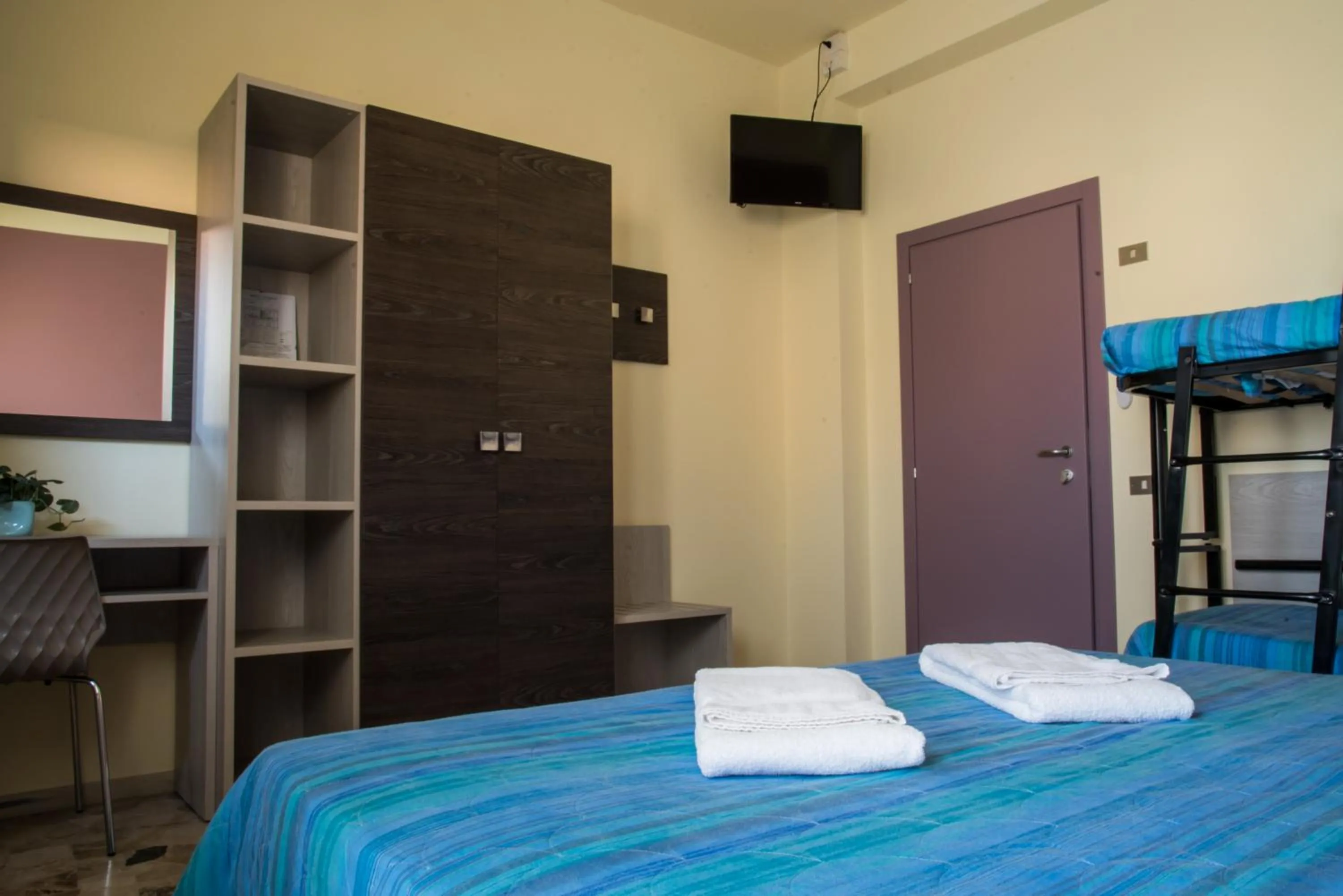 bunk bed, Bed in Hotel Mirage