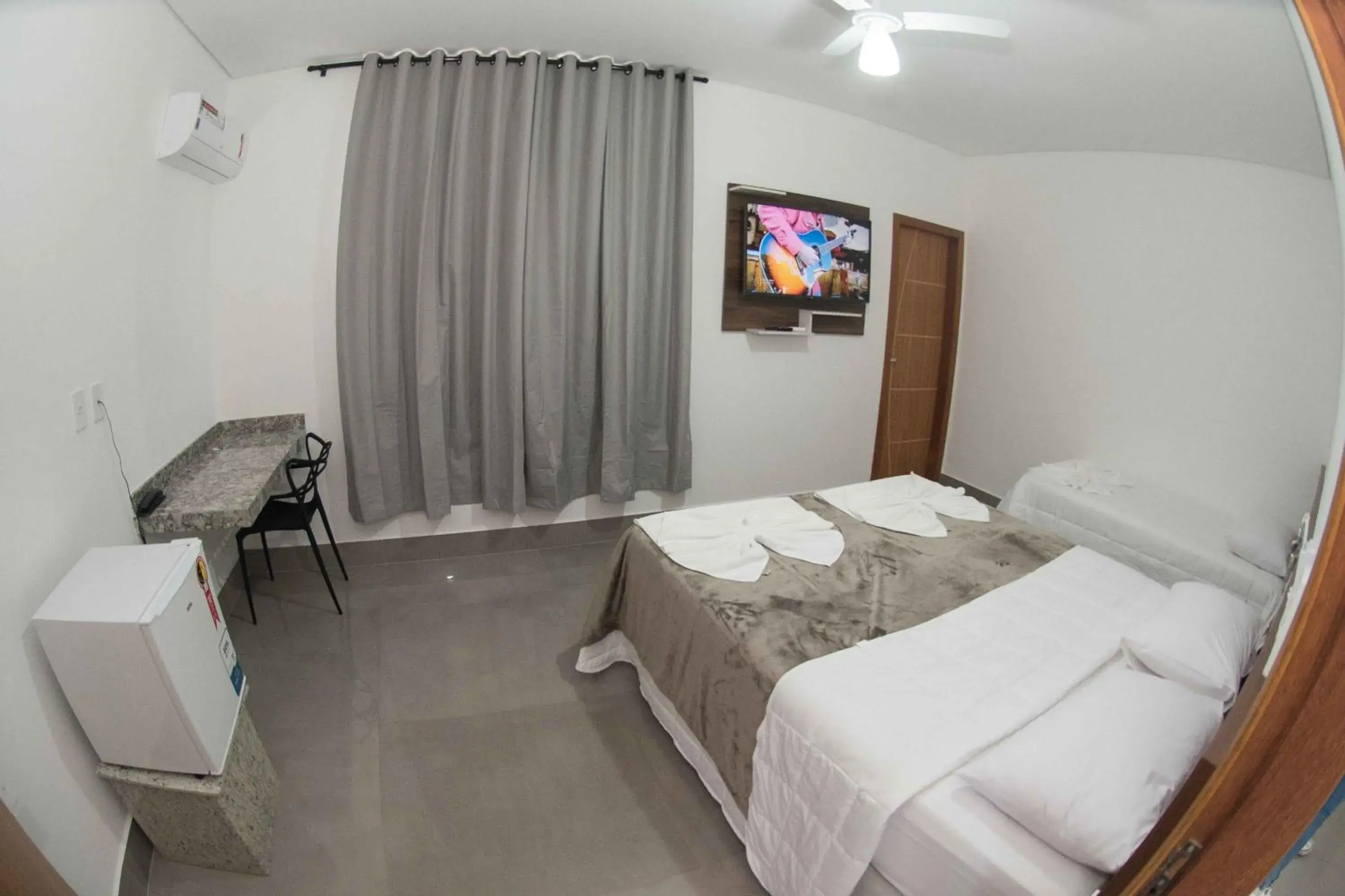 Deluxe Double or Twin Room - single occupancy in Hotel Esmeralda Verde Deluxe Double or Twin Room - single occupancy in Hotel Esmeralda Verde