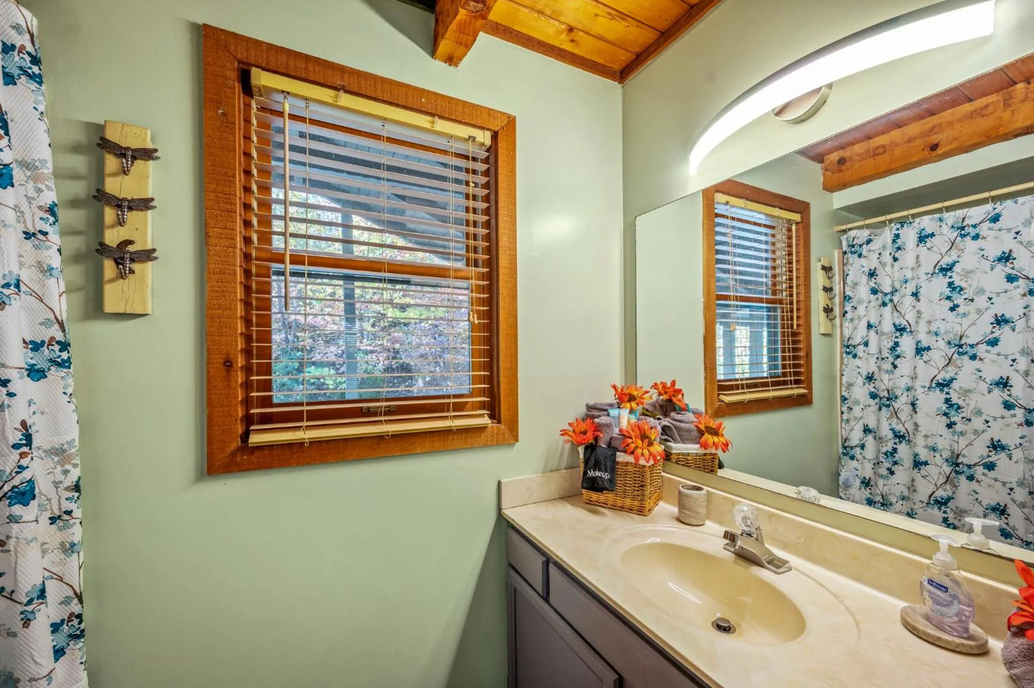 Bathroom in Barenberg Cabin - Secluded Unobstructed Panoramic Smoky Mountains View with Two Master Suites, Loft Game Room, and Hot Tub