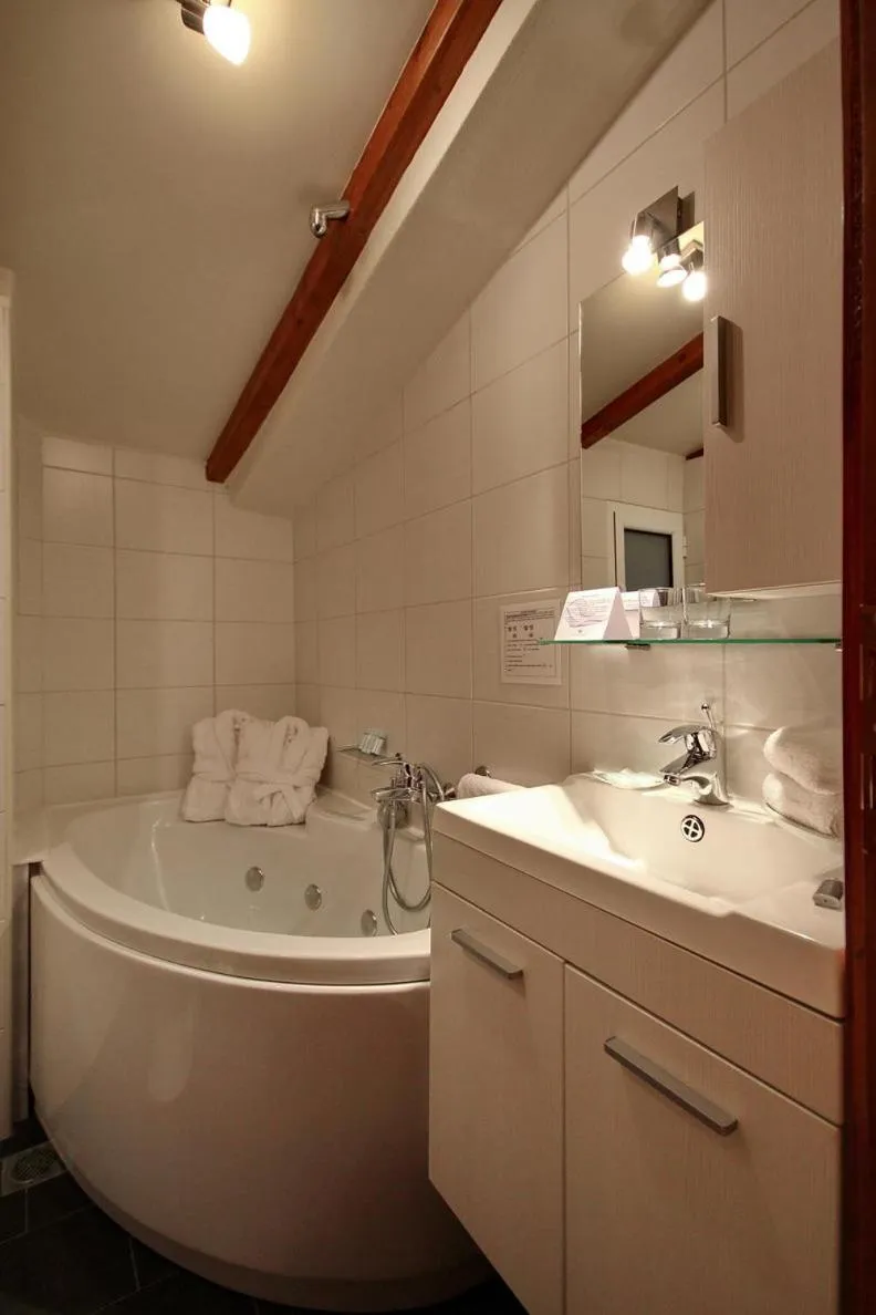 Hot Tub in Palatino Rooms & Apartments