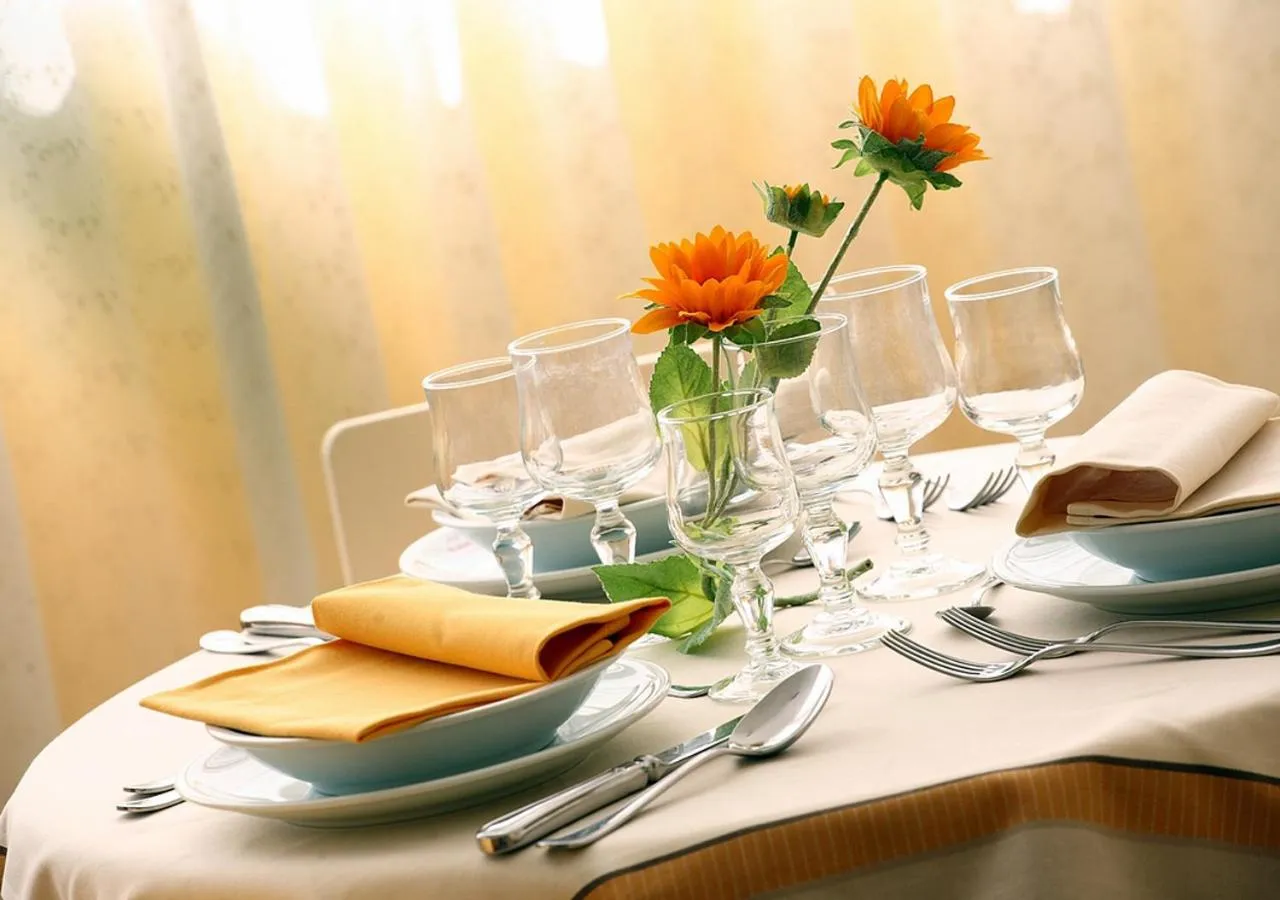 Restaurant/places to eat in Miramare Inn Hotel