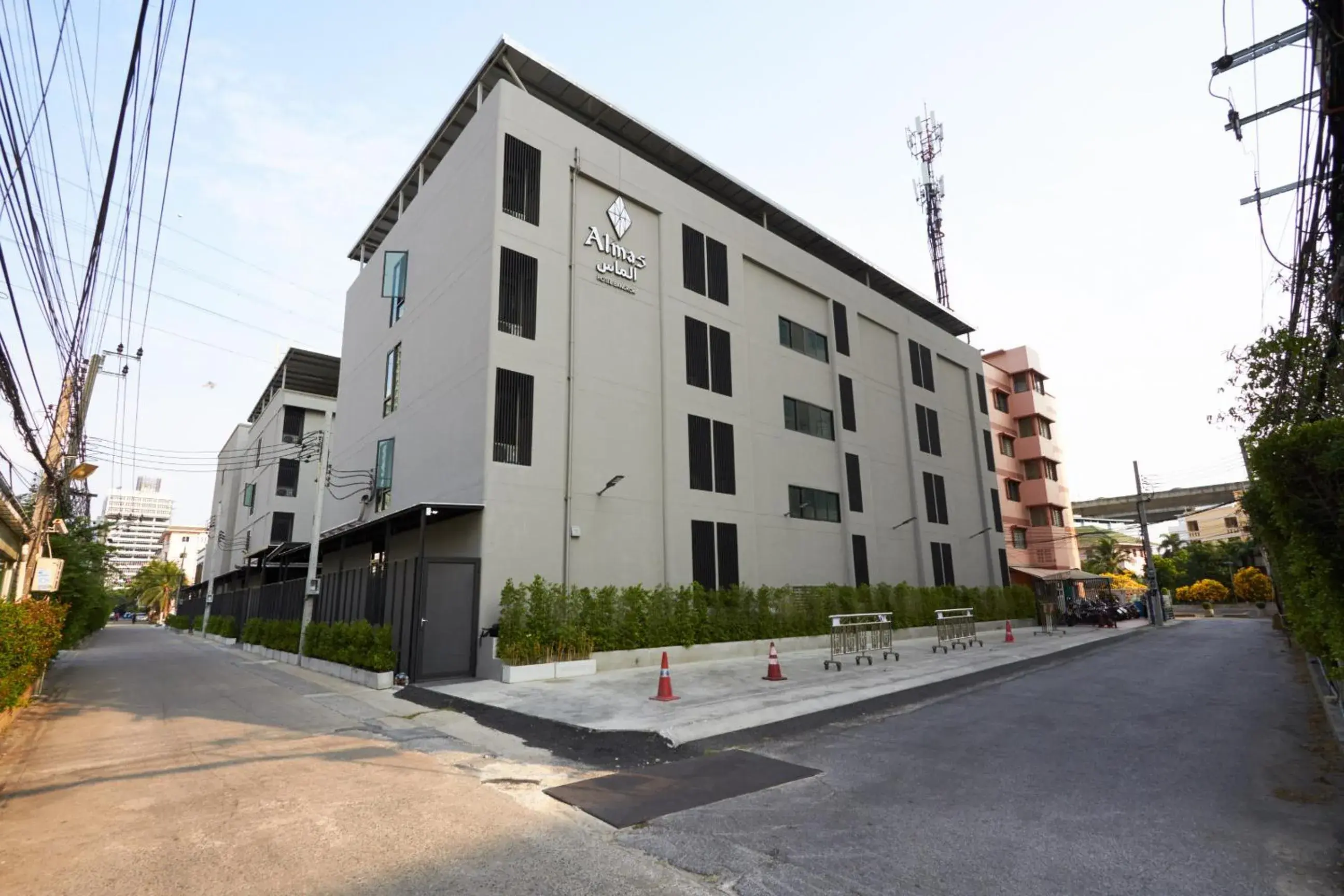 Property building in Almas Hotel Bangkok Property building in Almas Hotel Bangkok