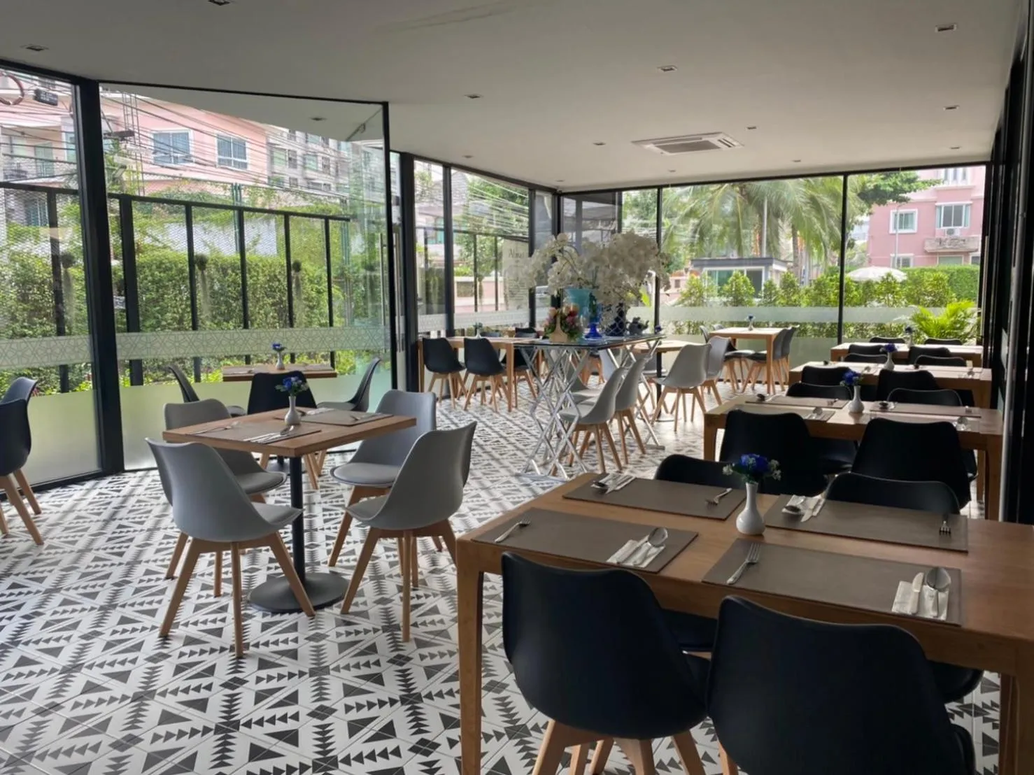 Restaurant/places to eat in Almas Hotel Bangkok