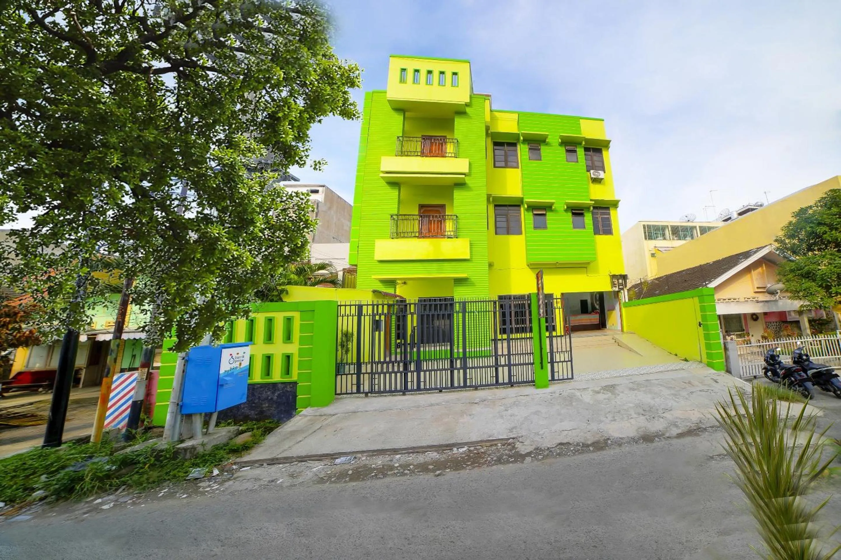 Facade/entrance in OYO 91283 Sg Premium Guest House