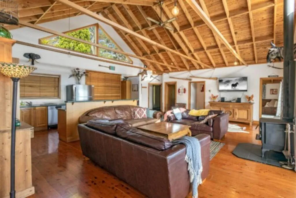 Narrow Neck Lodge
