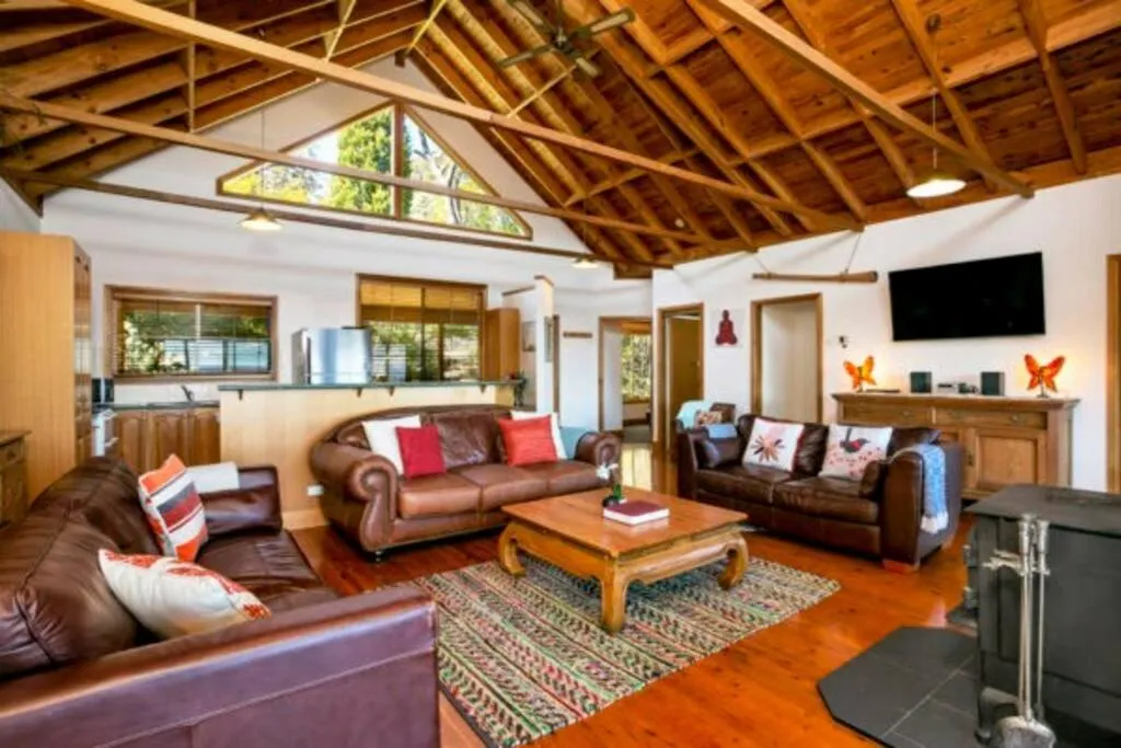 Narrow Neck Lodge