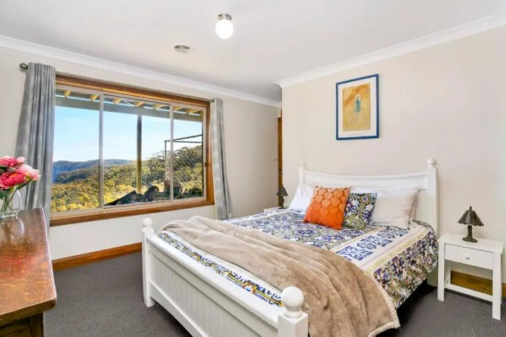 Bed in Narrow Neck Lodge