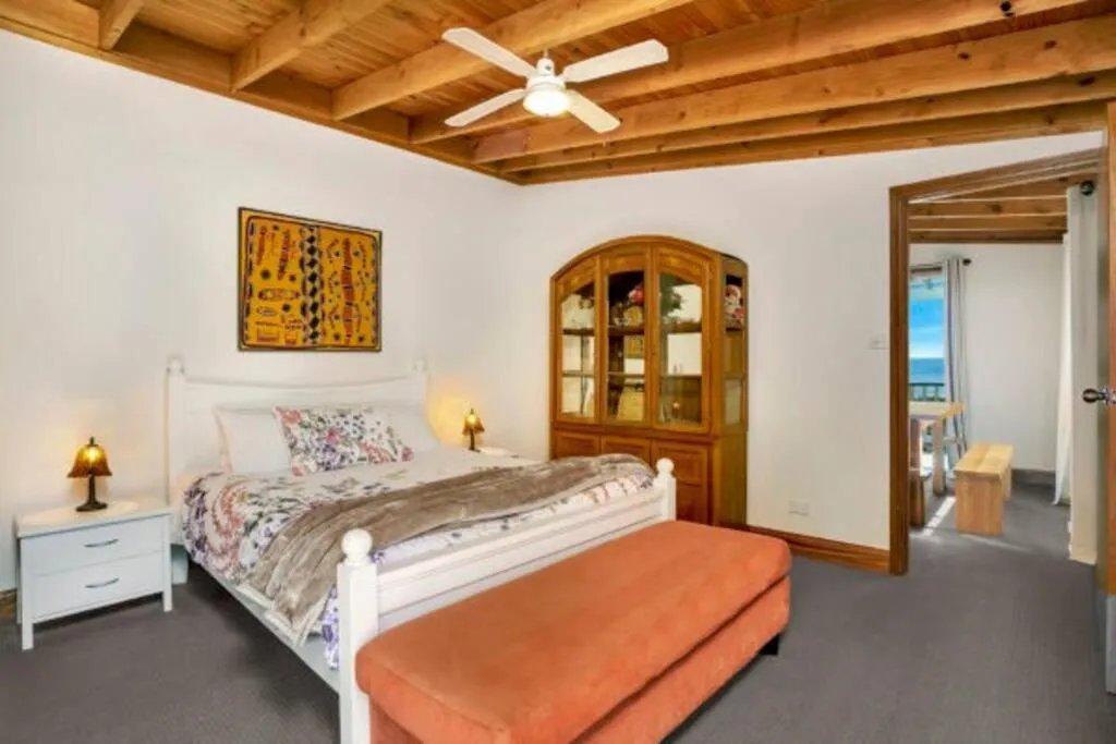 Bed in Narrow Neck Lodge