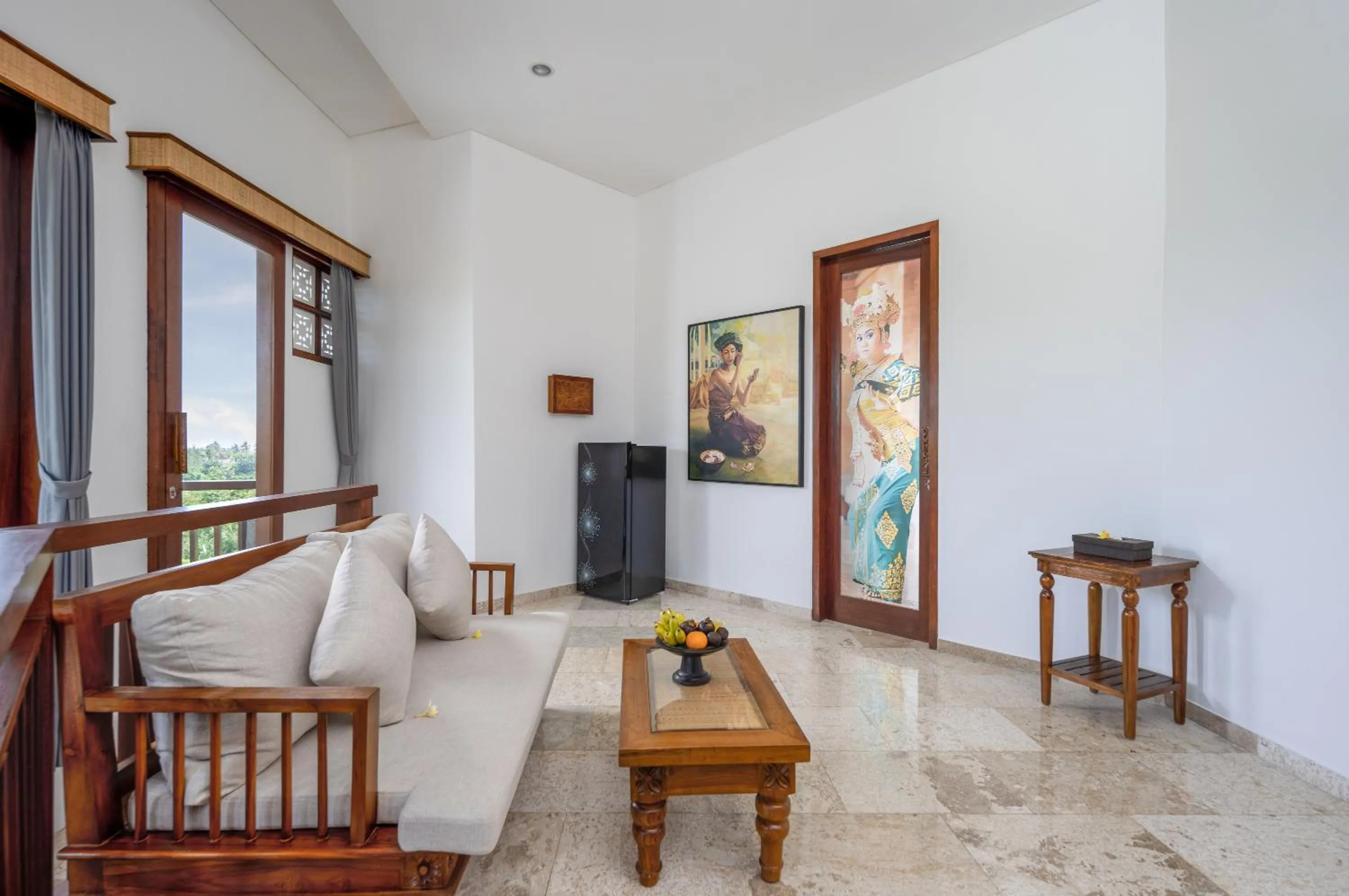 Communal lounge/ TV room in Swan Paradise A Pramana Experience