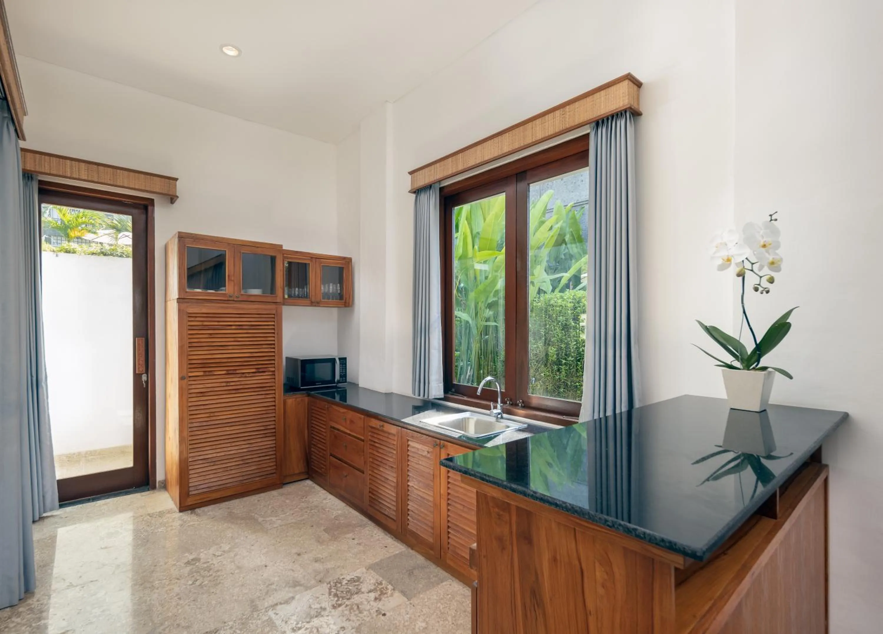 Kitchen or kitchenette in Swan Paradise A Pramana Experience
