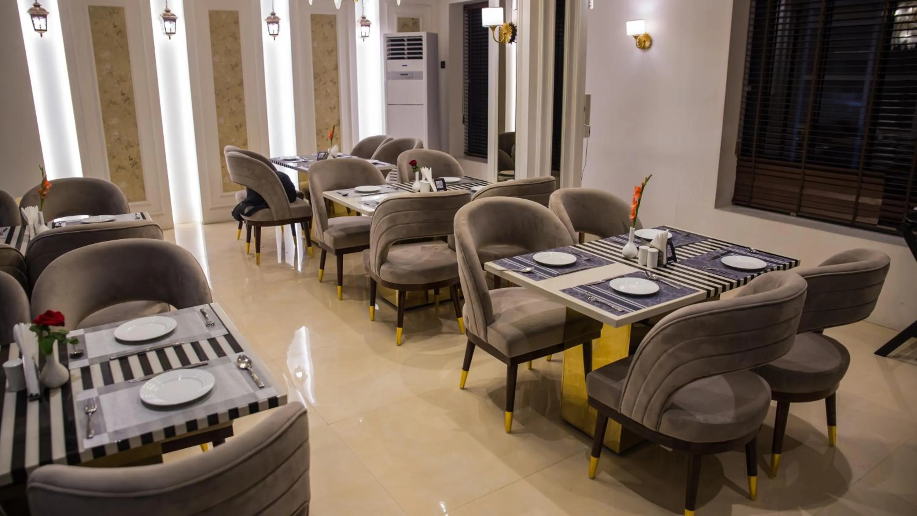 Restaurant/places to eat in Royal 9 hotel & Banquet