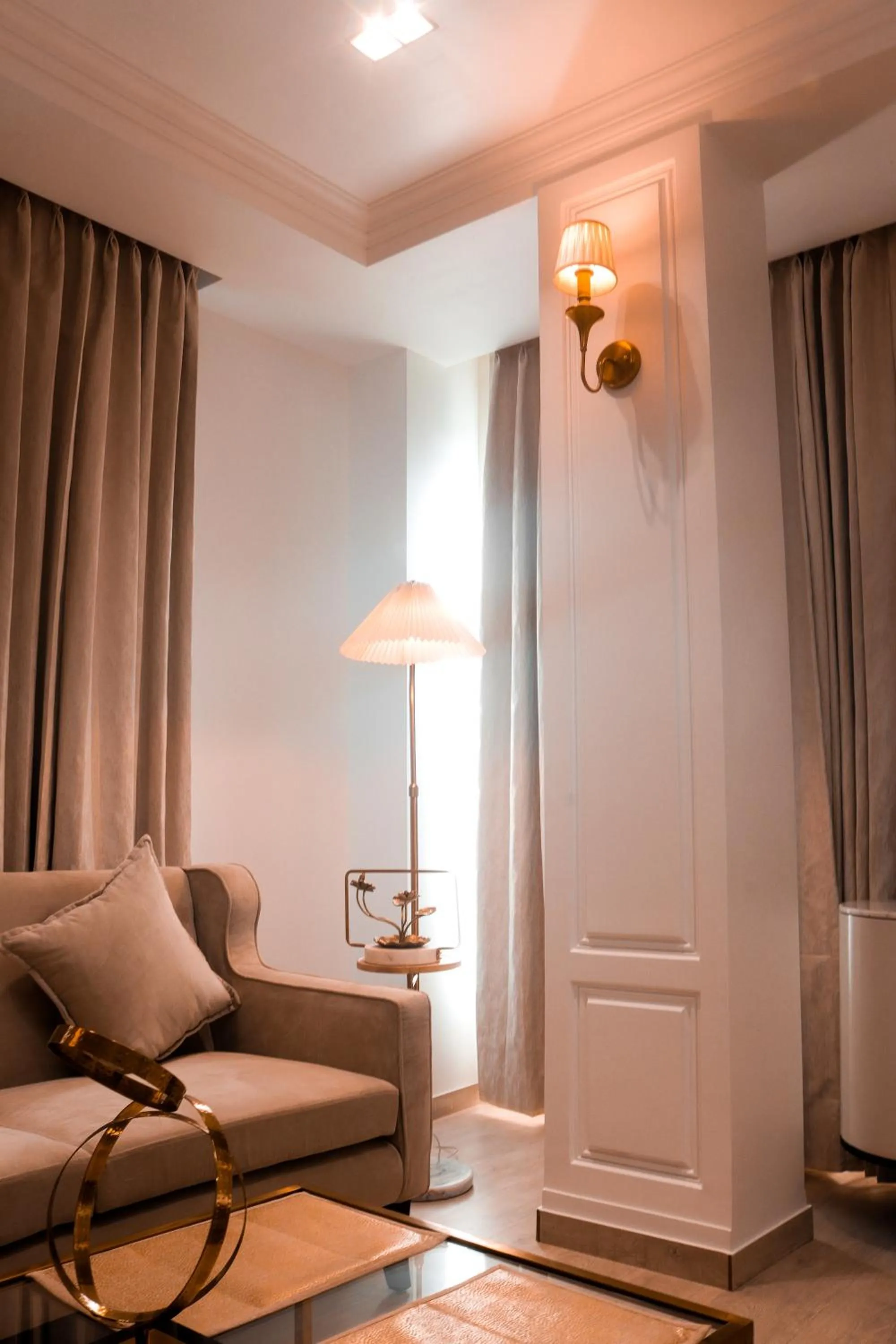 Communal lounge/ TV room in Royal 9 hotel & Banquet