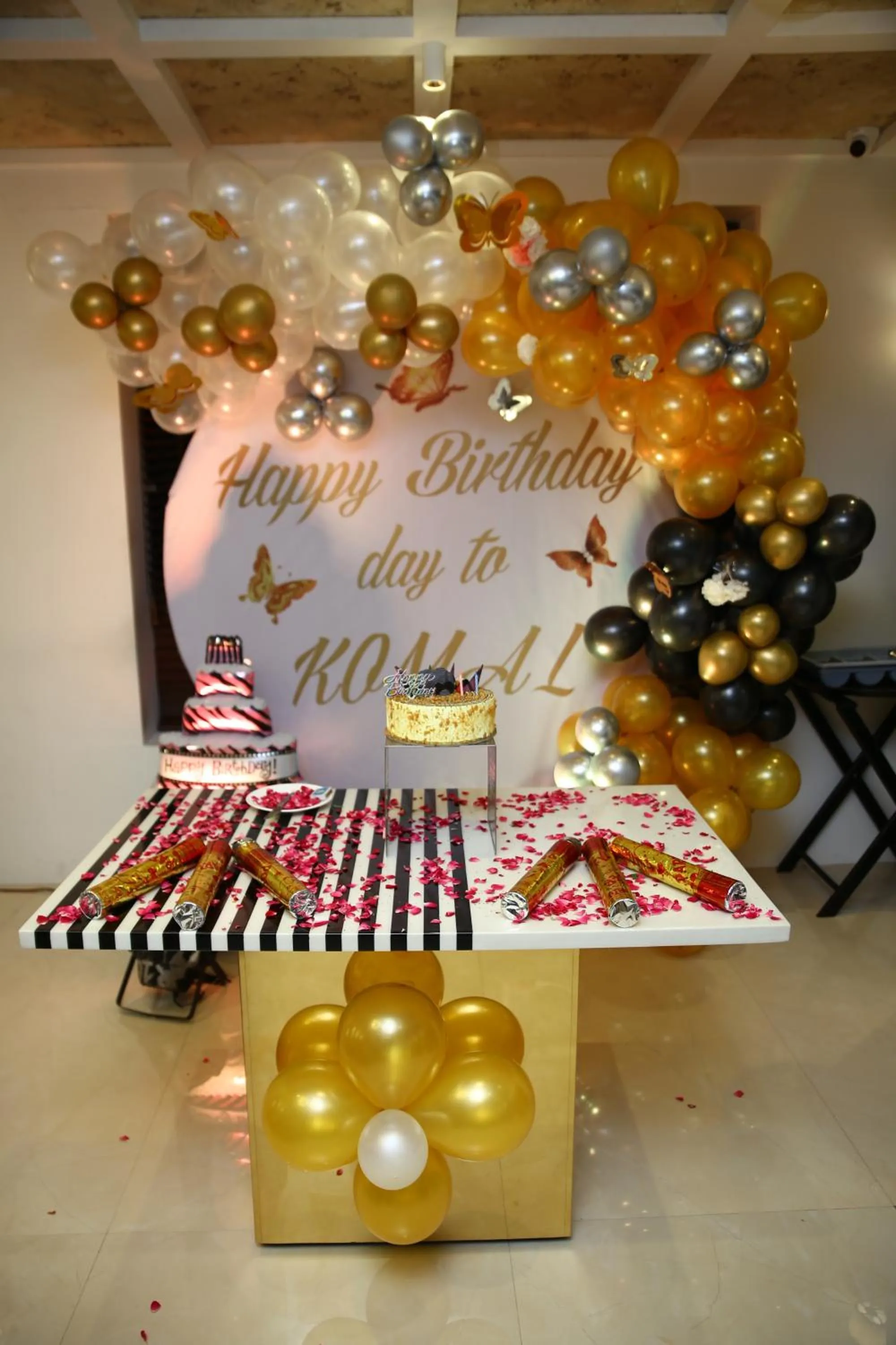 Restaurant/places to eat in Royal 9 hotel & Banquet