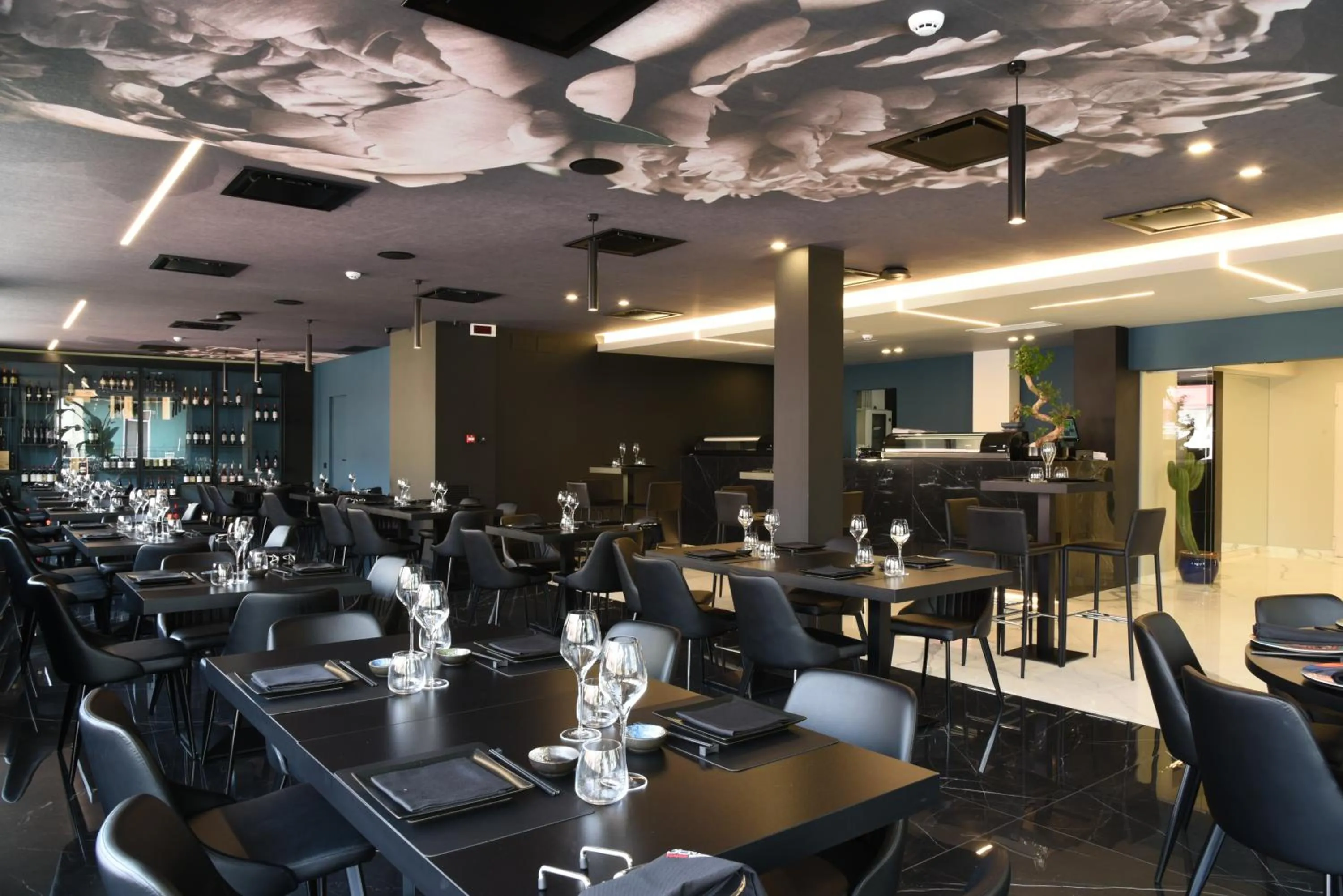 Restaurant/places to eat in DEMSI Palace Hotel & Restaurant