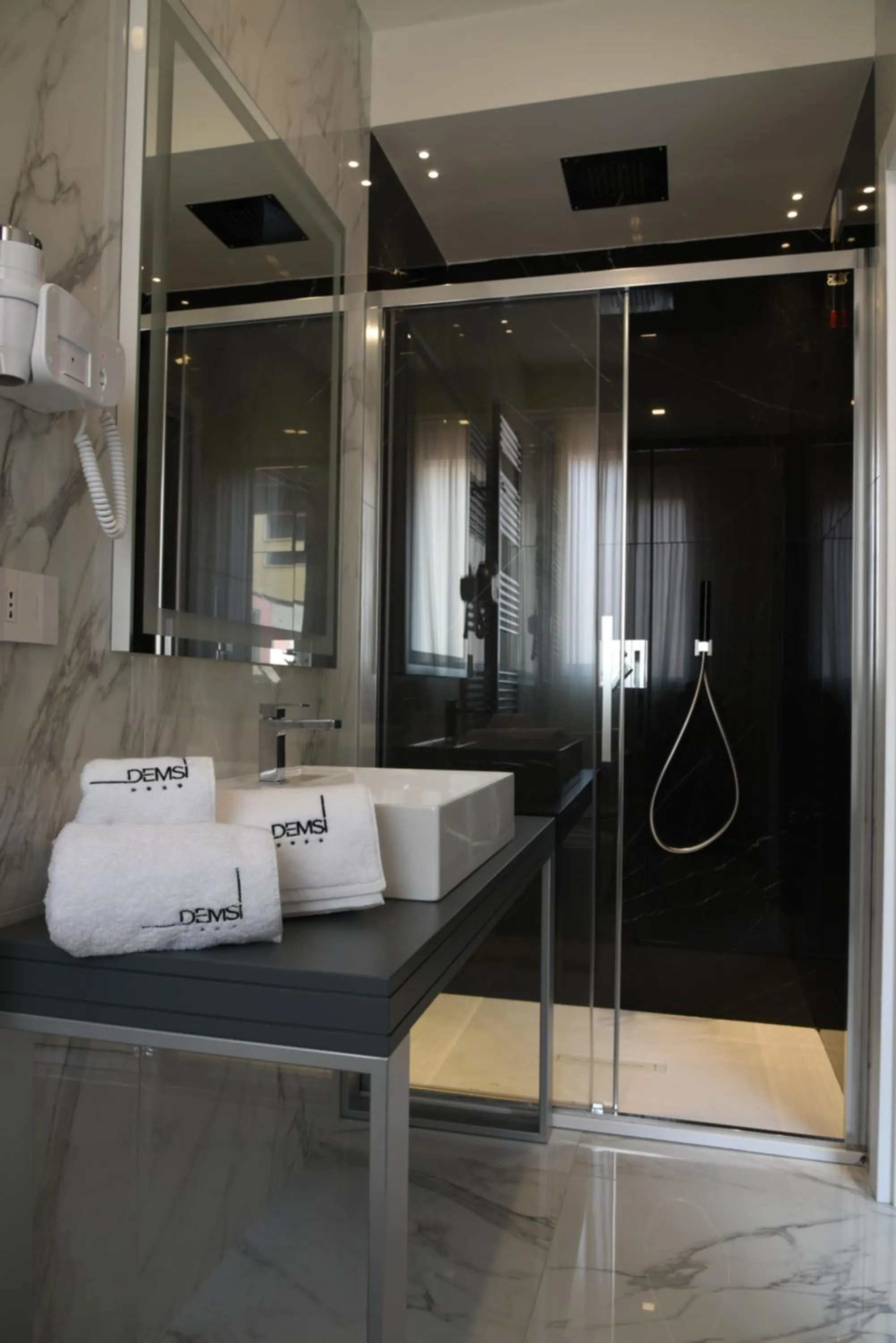 Shower in DEMSI Palace Hotel & Restaurant