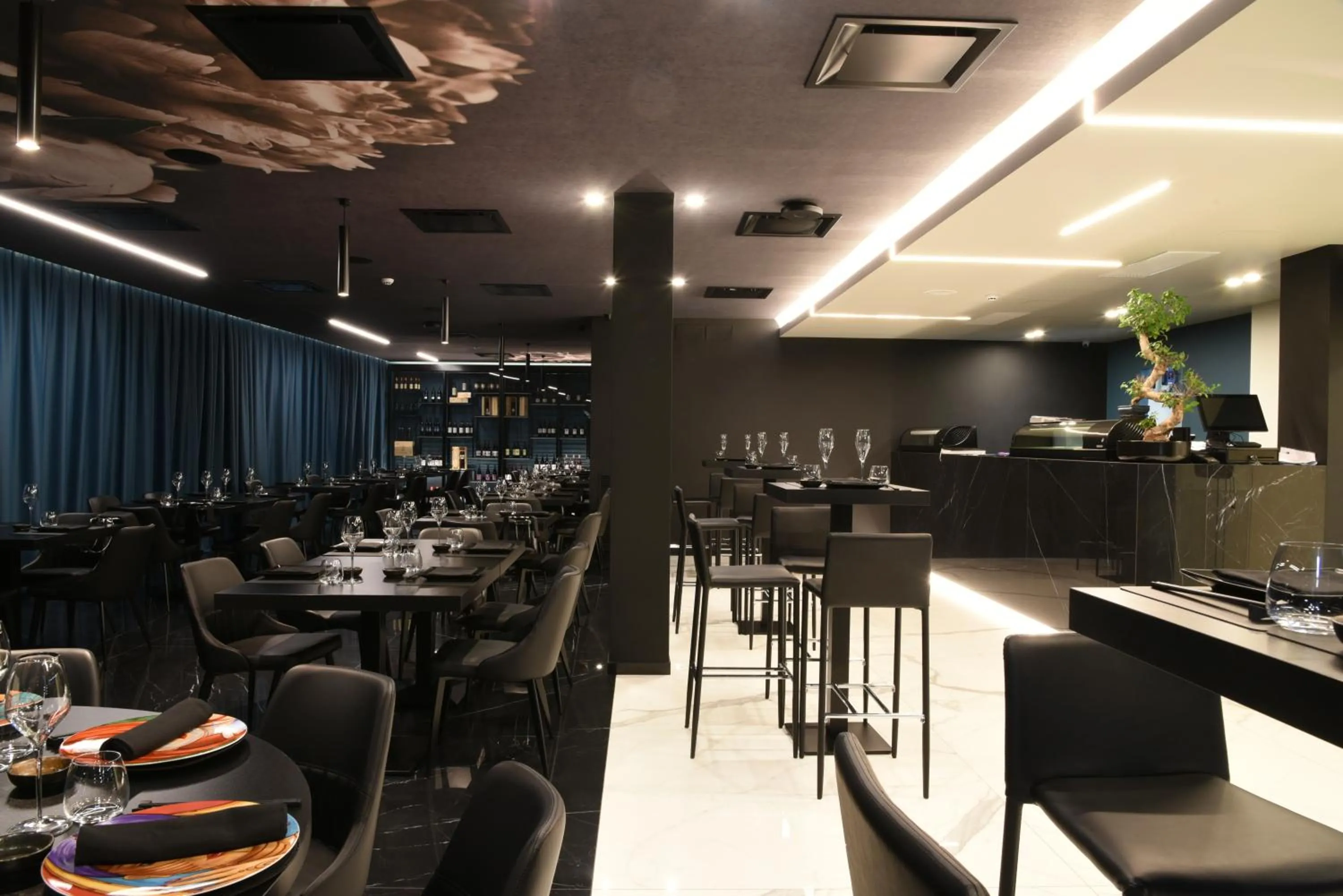 Restaurant/places to eat in DEMSI Palace Hotel & Restaurant