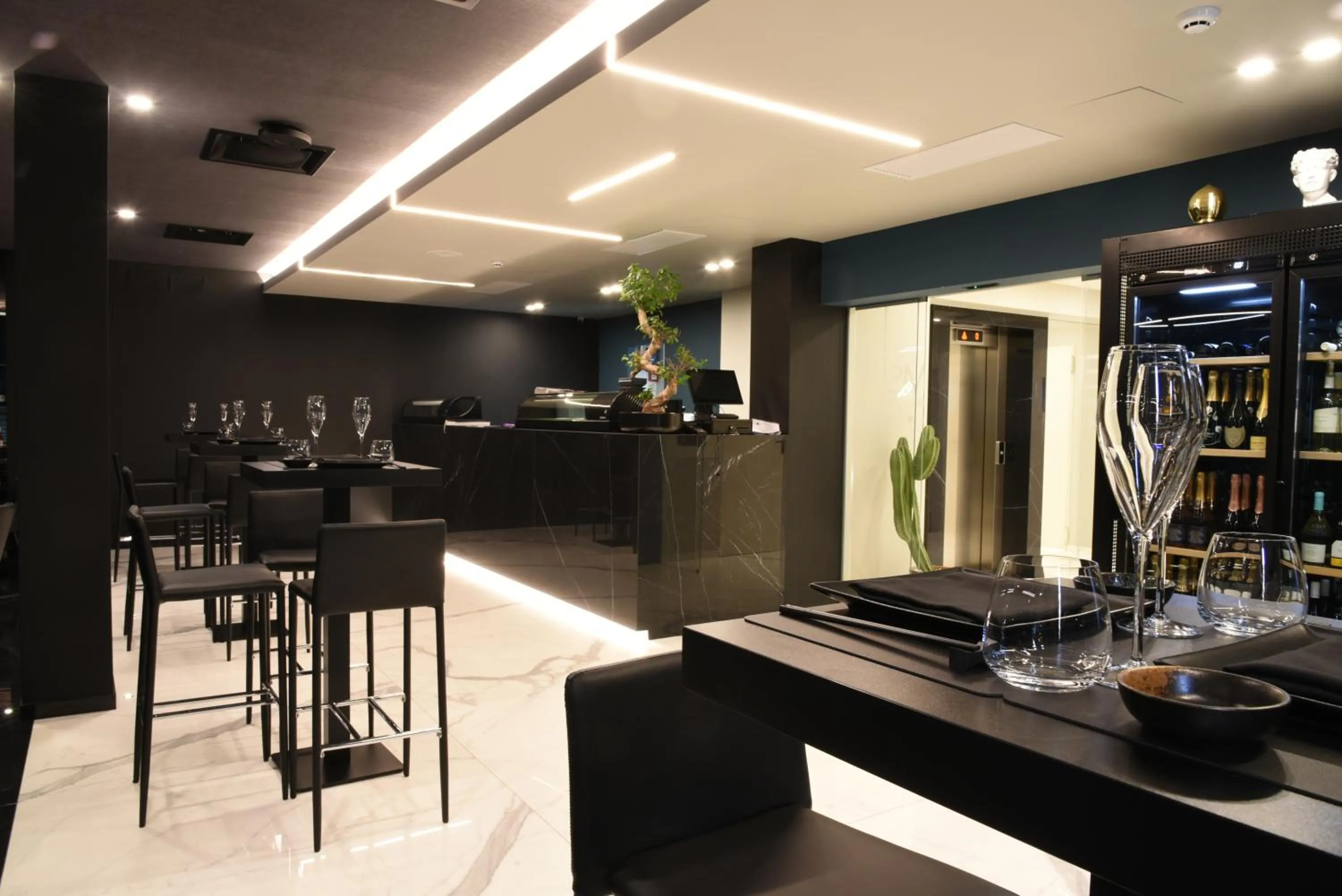 Restaurant/places to eat in DEMSI Palace Hotel & Restaurant