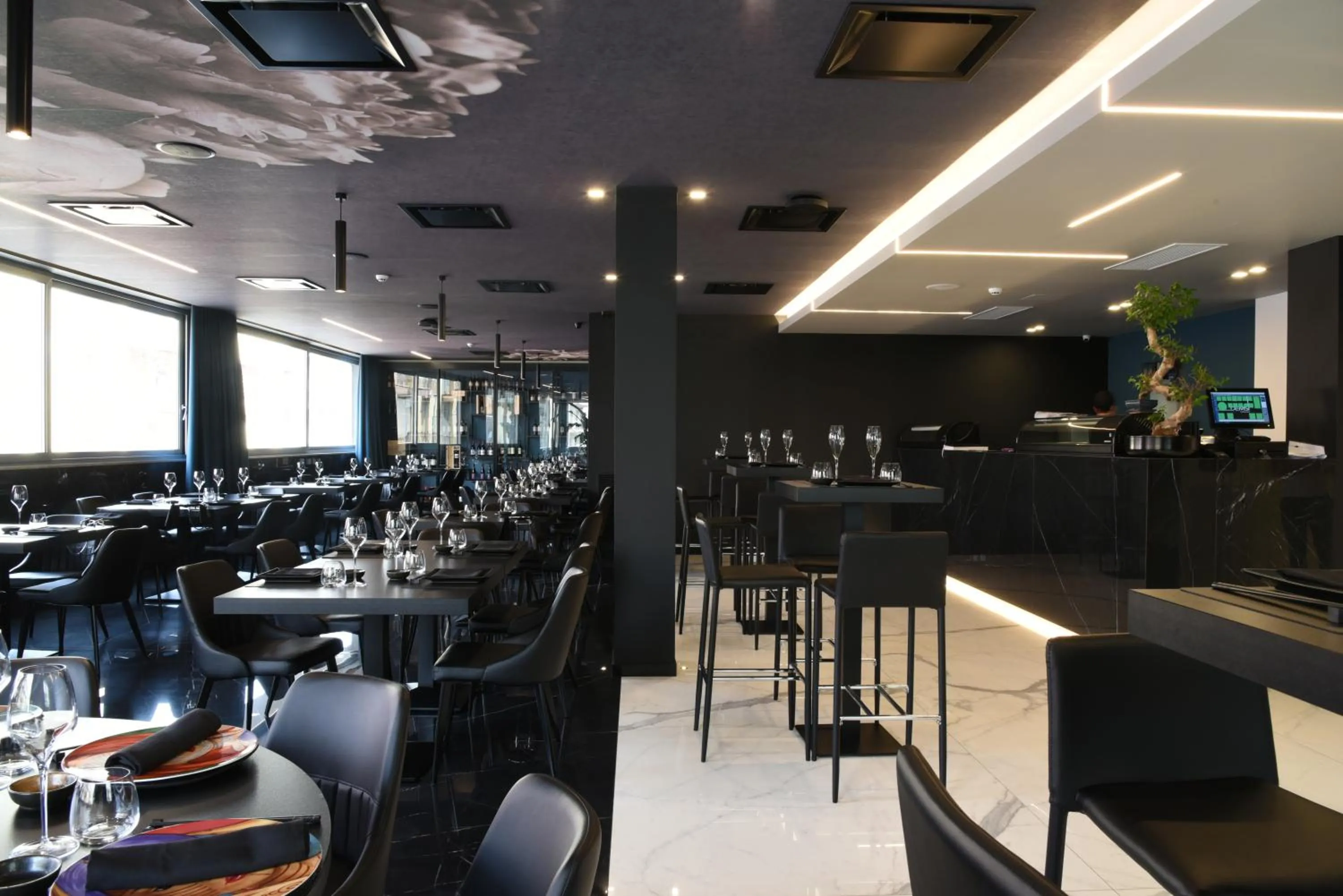 Restaurant/places to eat in DEMSI Palace Hotel & Restaurant