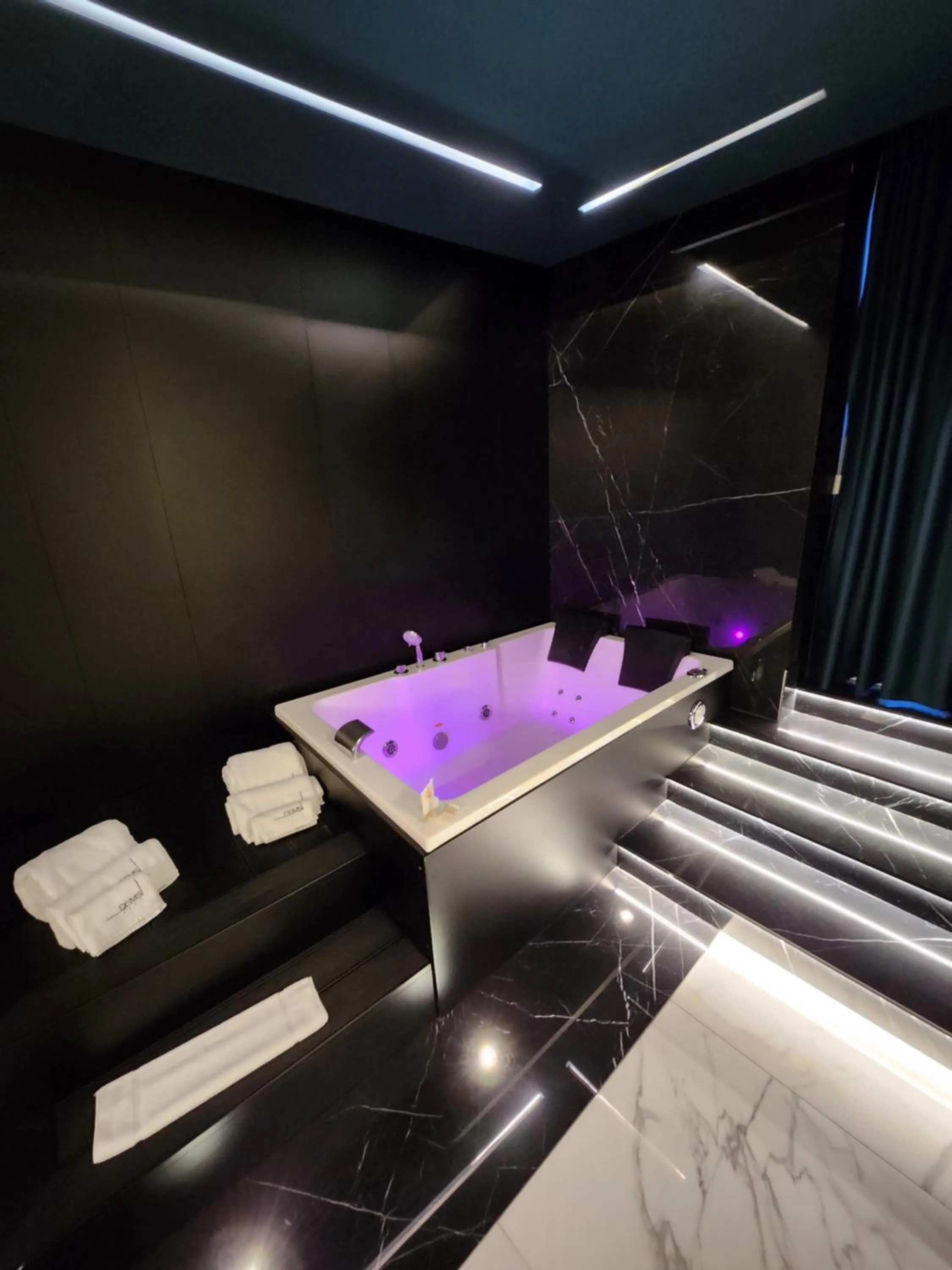 Hot Tub in DEMSI Palace Hotel & Restaurant
