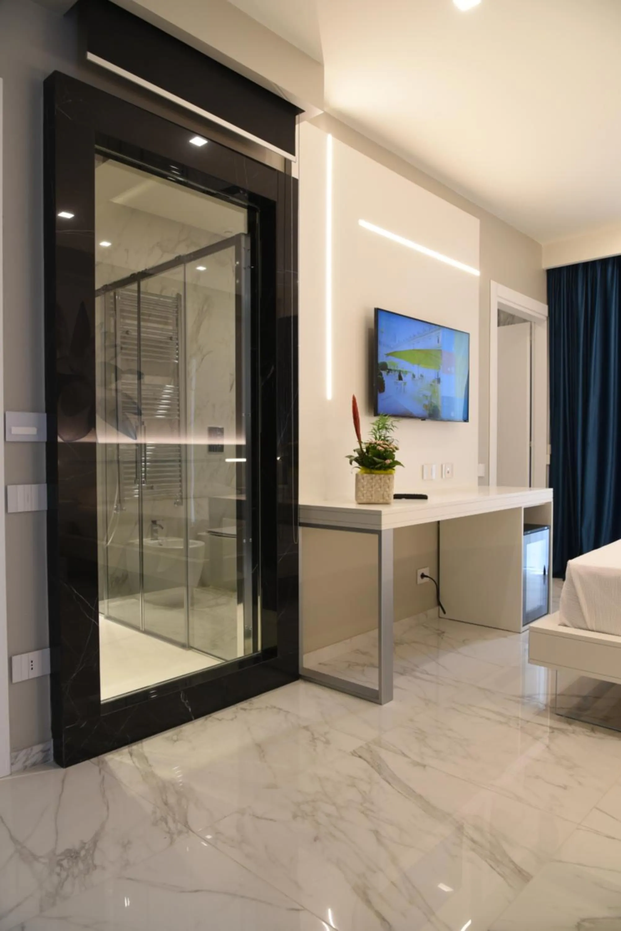 Shower in DEMSI Palace Hotel & Restaurant
