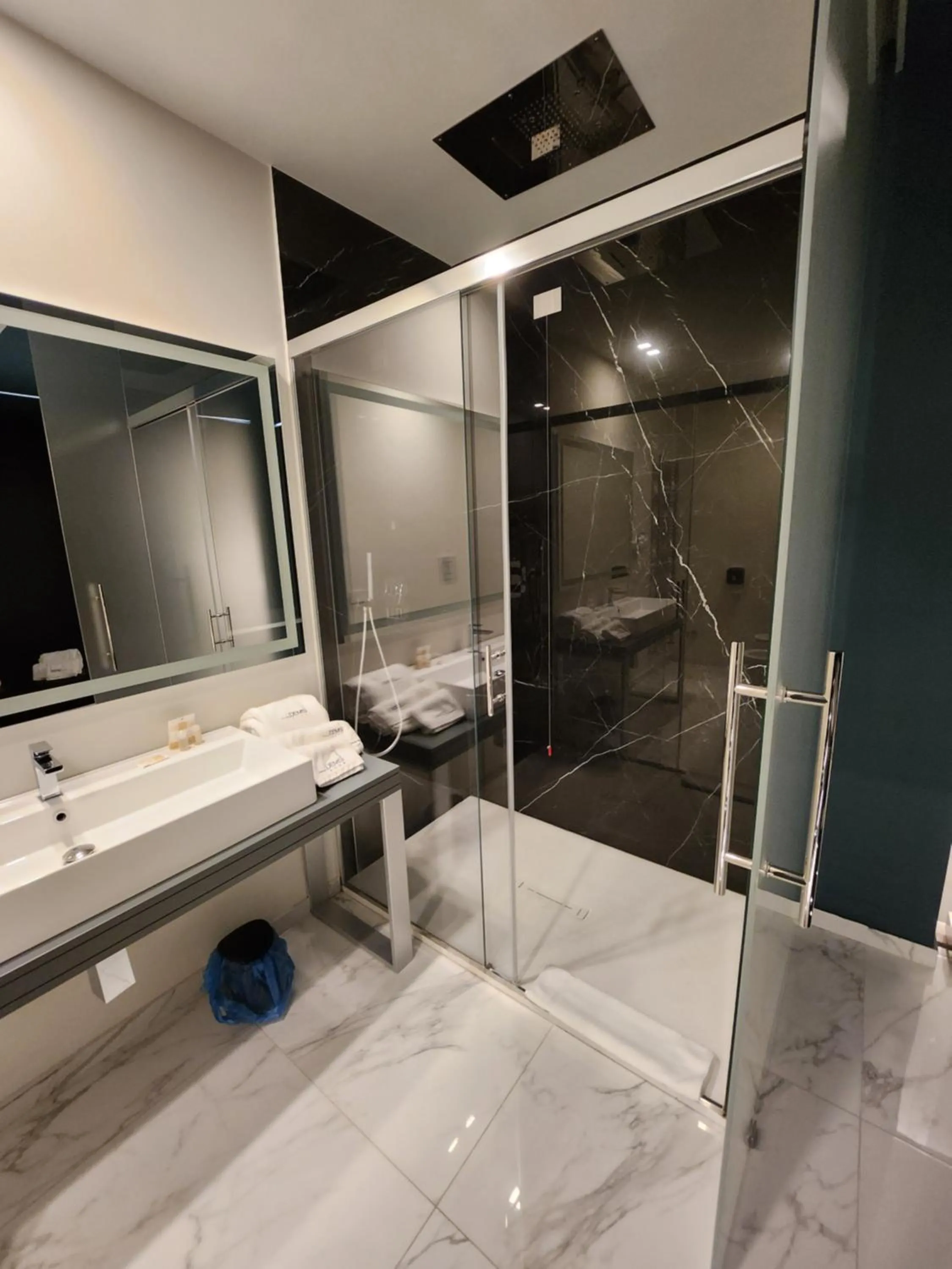 Shower in DEMSI Palace Hotel & Restaurant