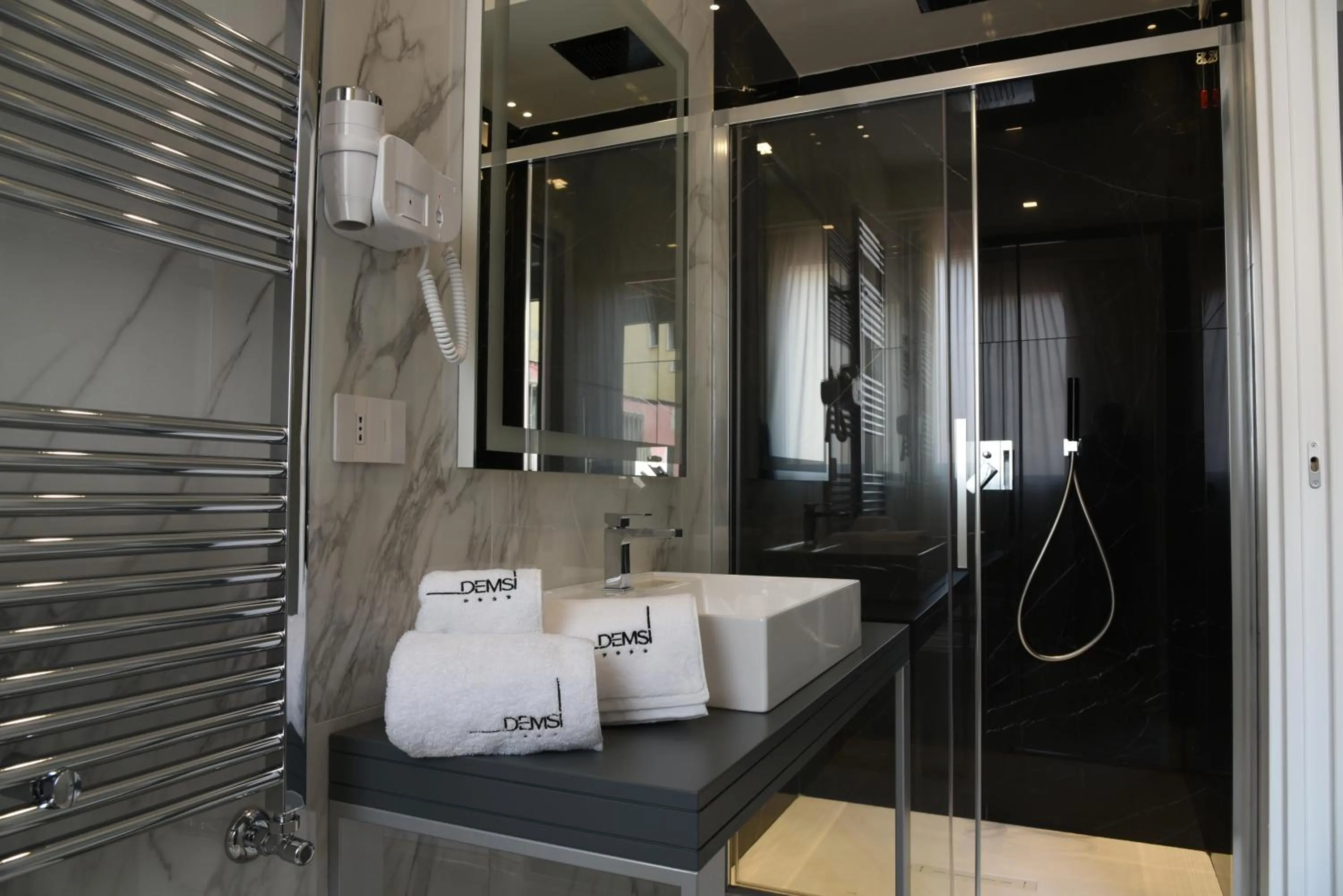 Bathroom in DEMSI Palace Hotel & Restaurant