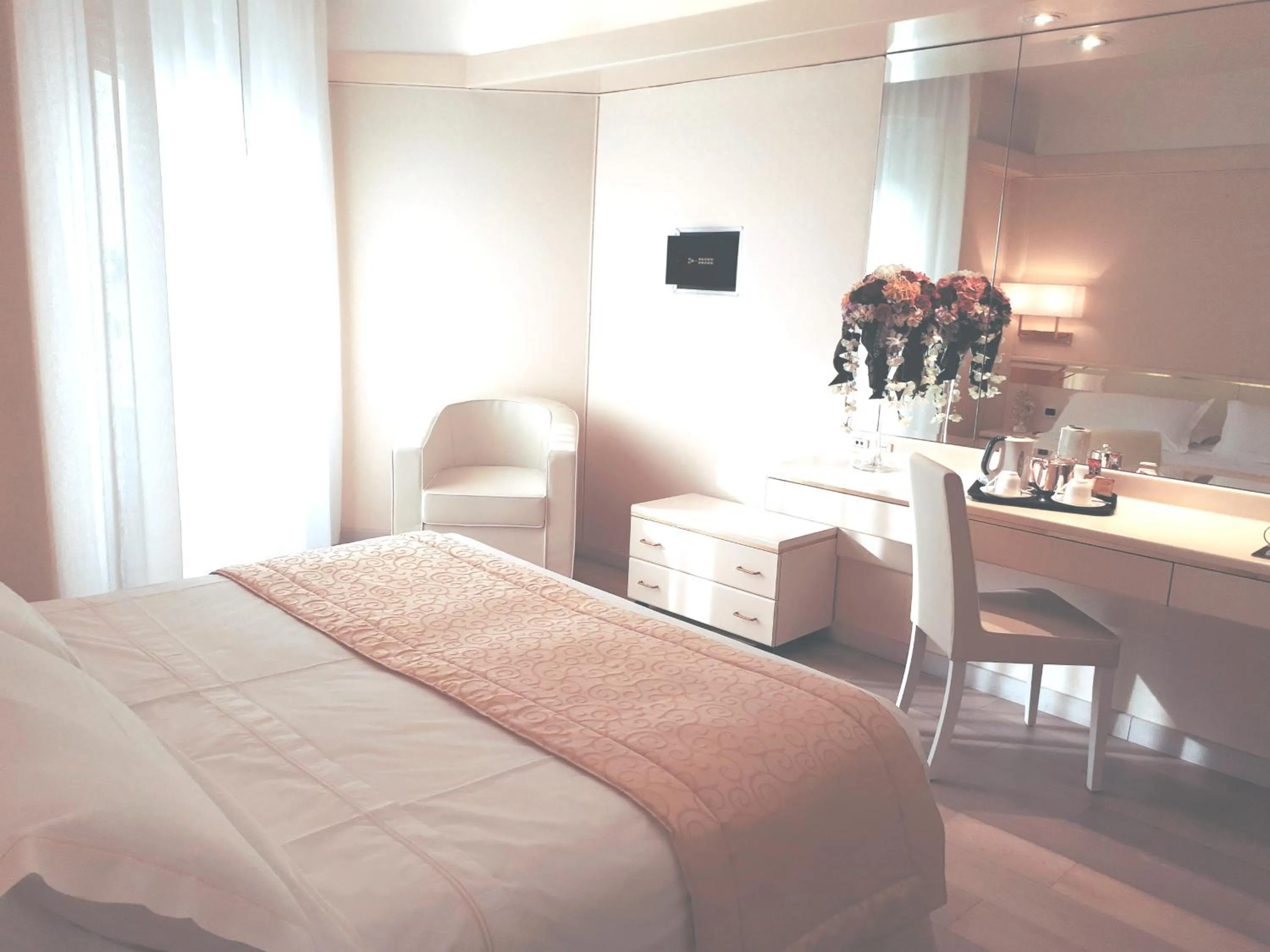 Coffee/tea facilities, Bed in Hotel Bristol