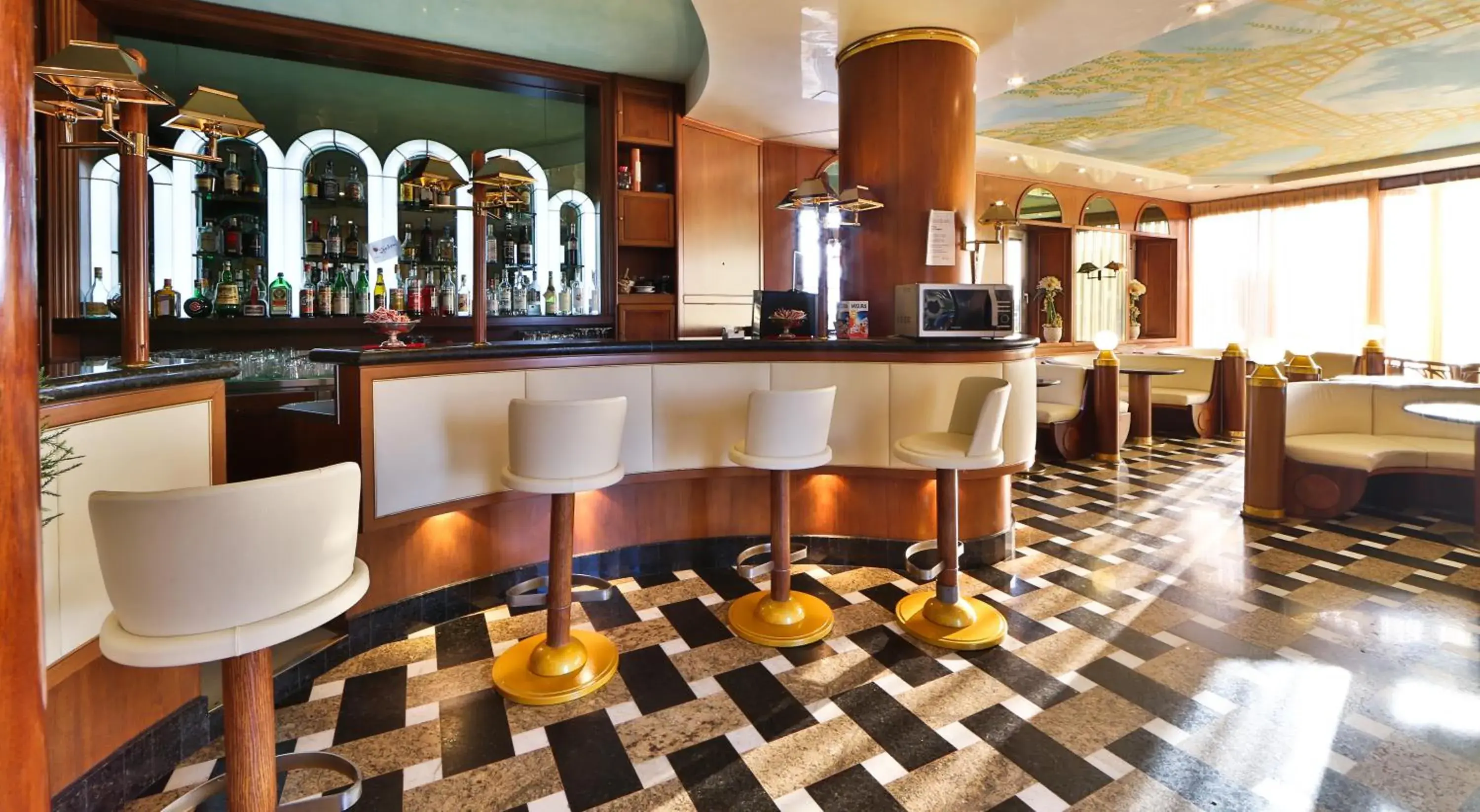 Lounge or bar in Hotel Bristol Lounge or bar in Hotel Bristol