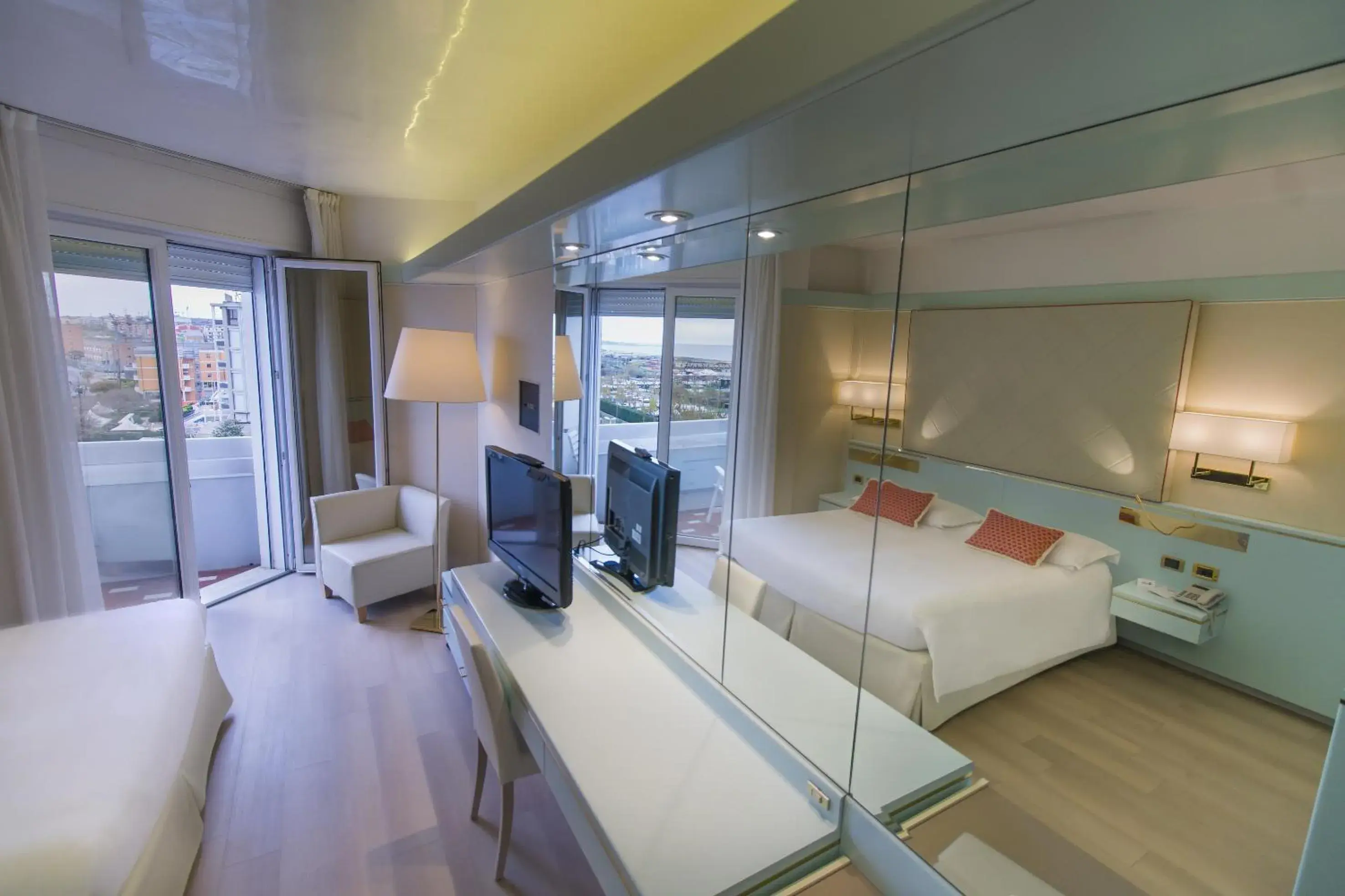 Balcony/Terrace, Bed in Hotel Bristol Balcony/Terrace, Bed in Hotel Bristol