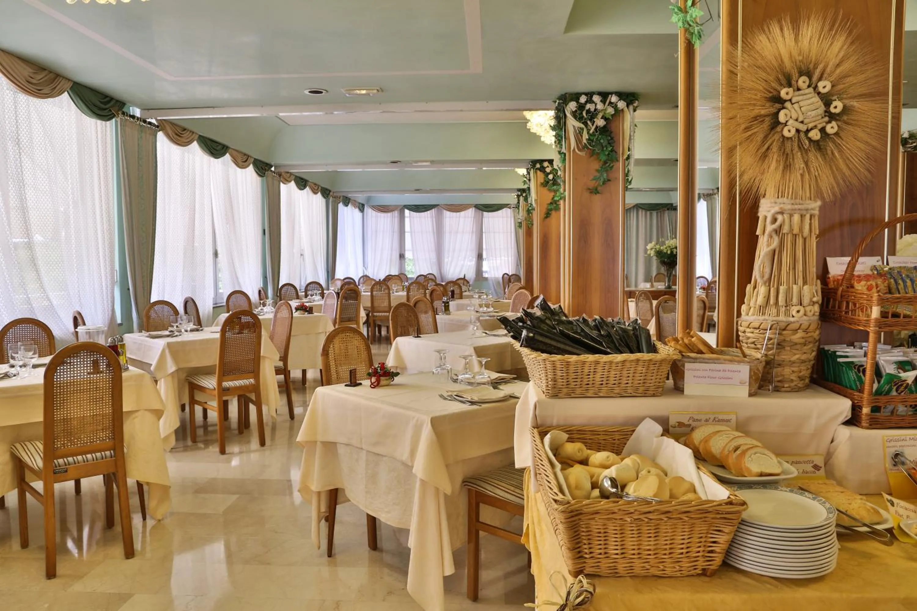 Restaurant/places to eat in Hotel Bristol