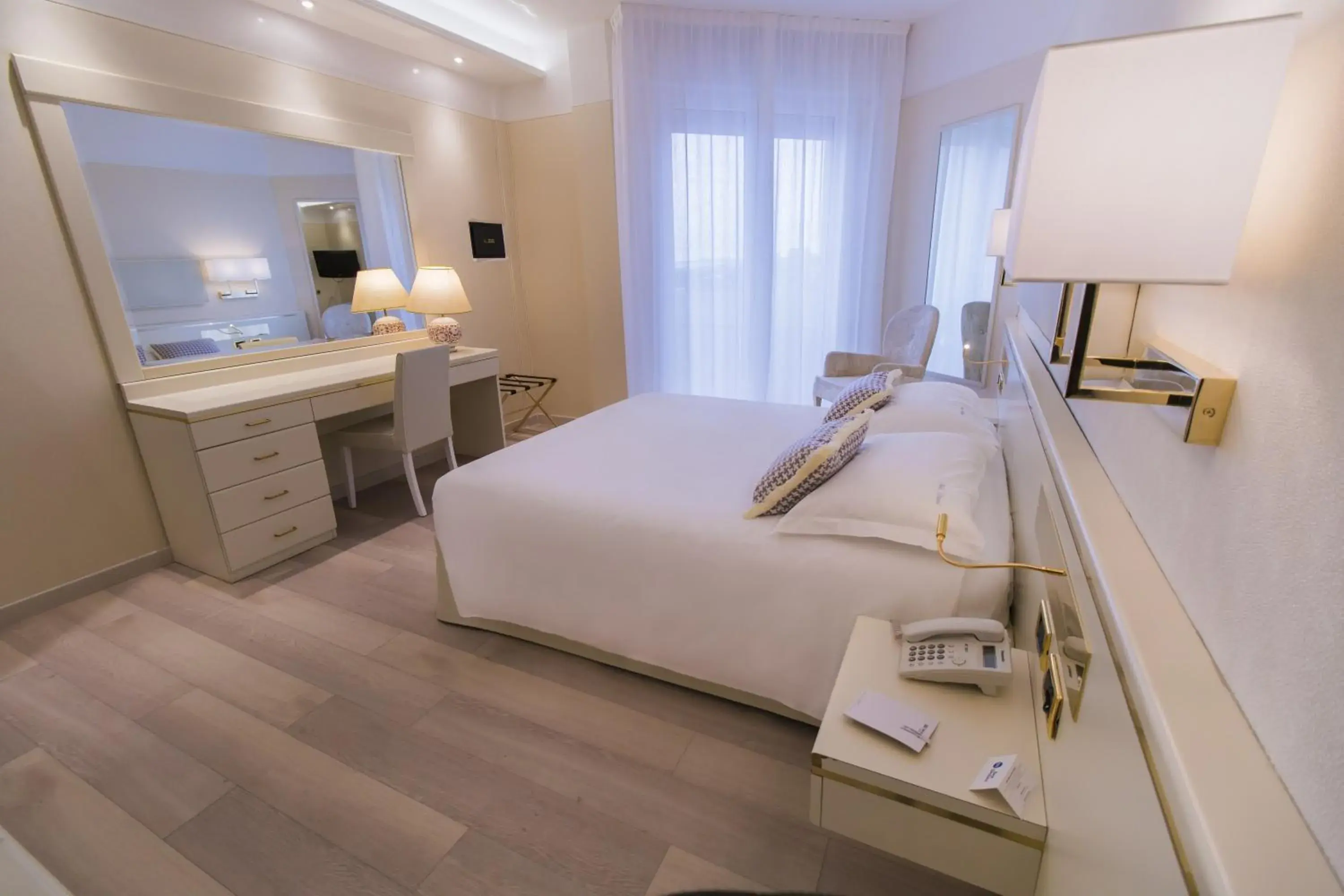 Pool view, Bed in Hotel Bristol Pool view, Bed in Hotel Bristol