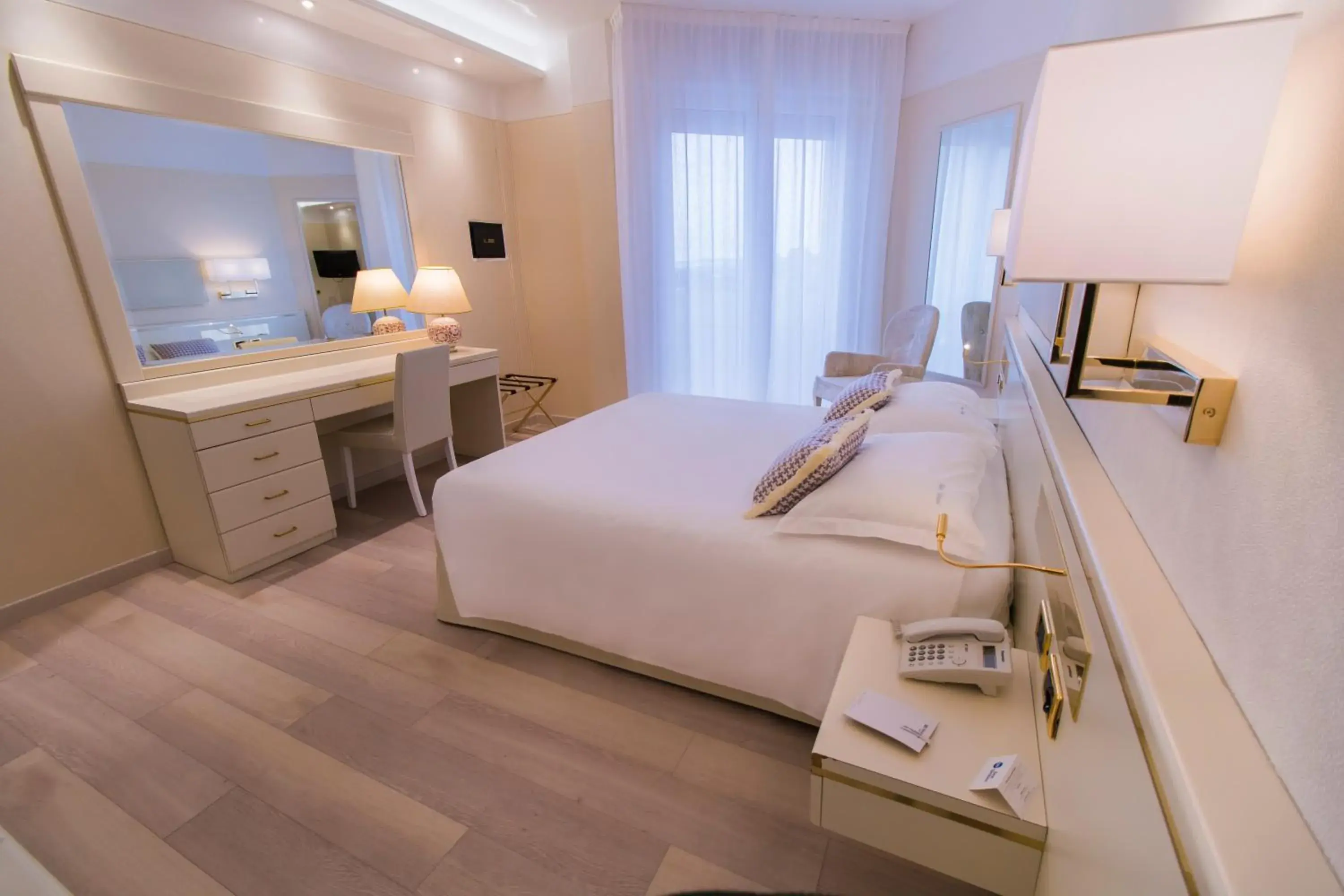 Swimming pool, Bed in Hotel Bristol Swimming pool, Bed in Hotel Bristol