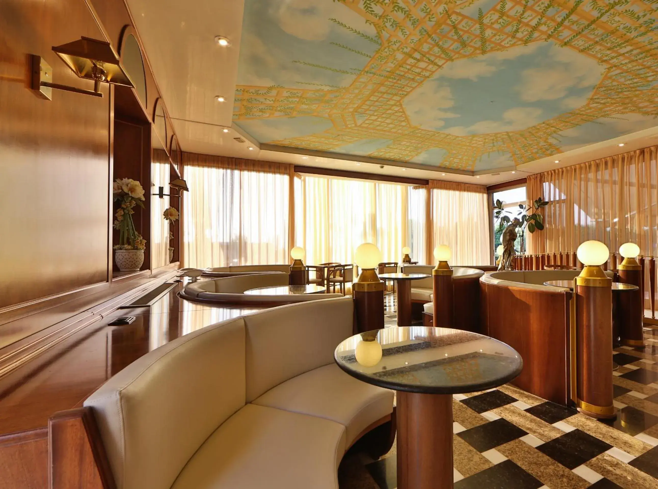 Lobby or reception in Hotel Bristol Lobby or reception in Hotel Bristol