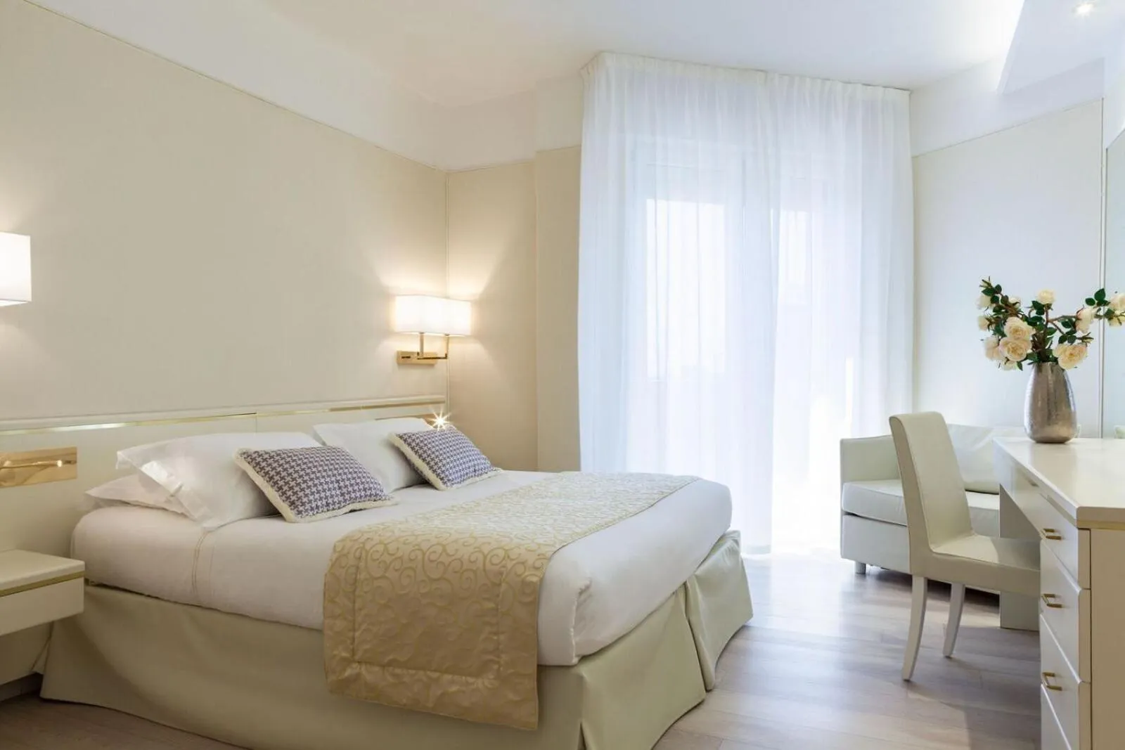 Balcony/Terrace, Bed in Hotel Bristol