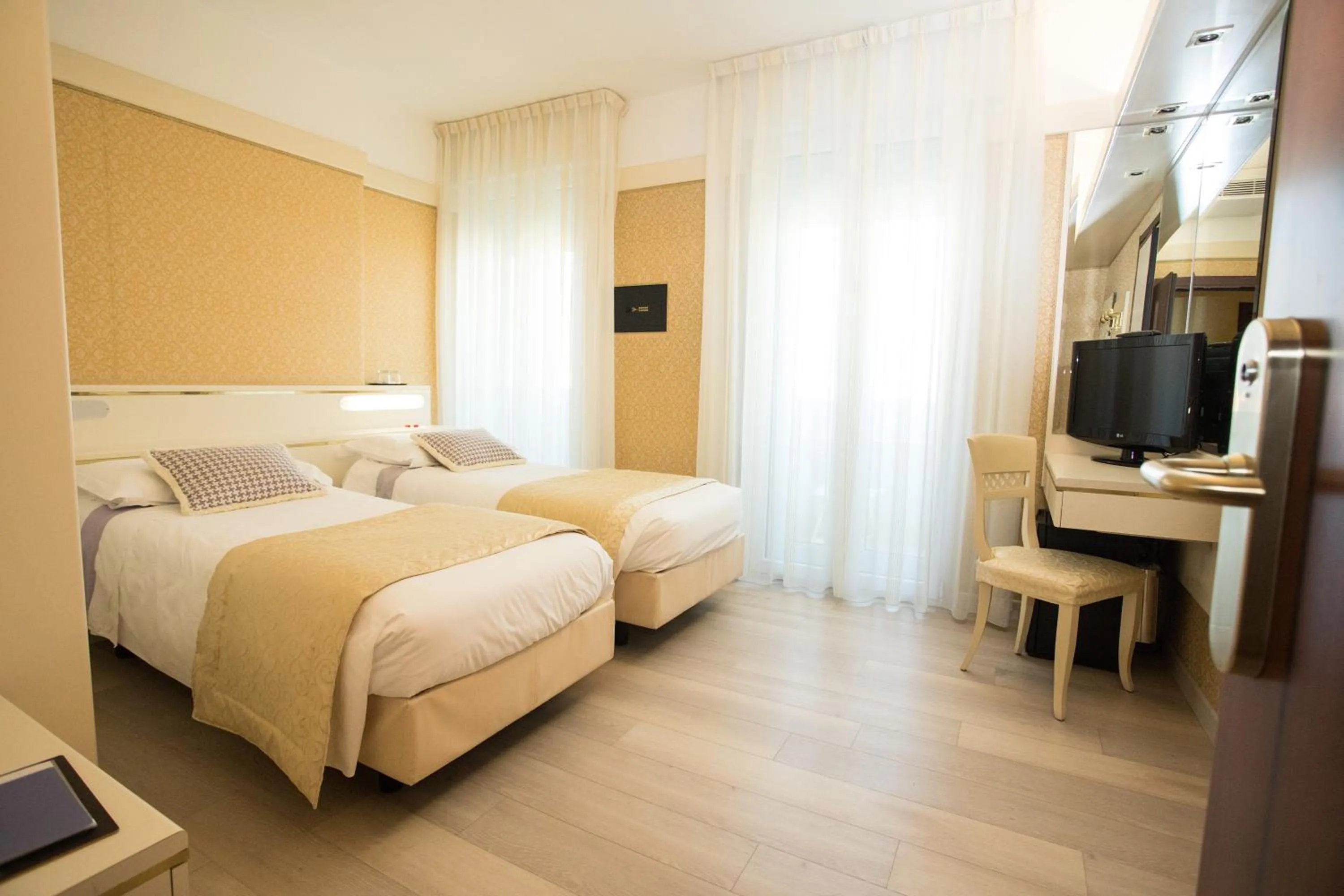 Balcony/Terrace, Bed in Hotel Bristol