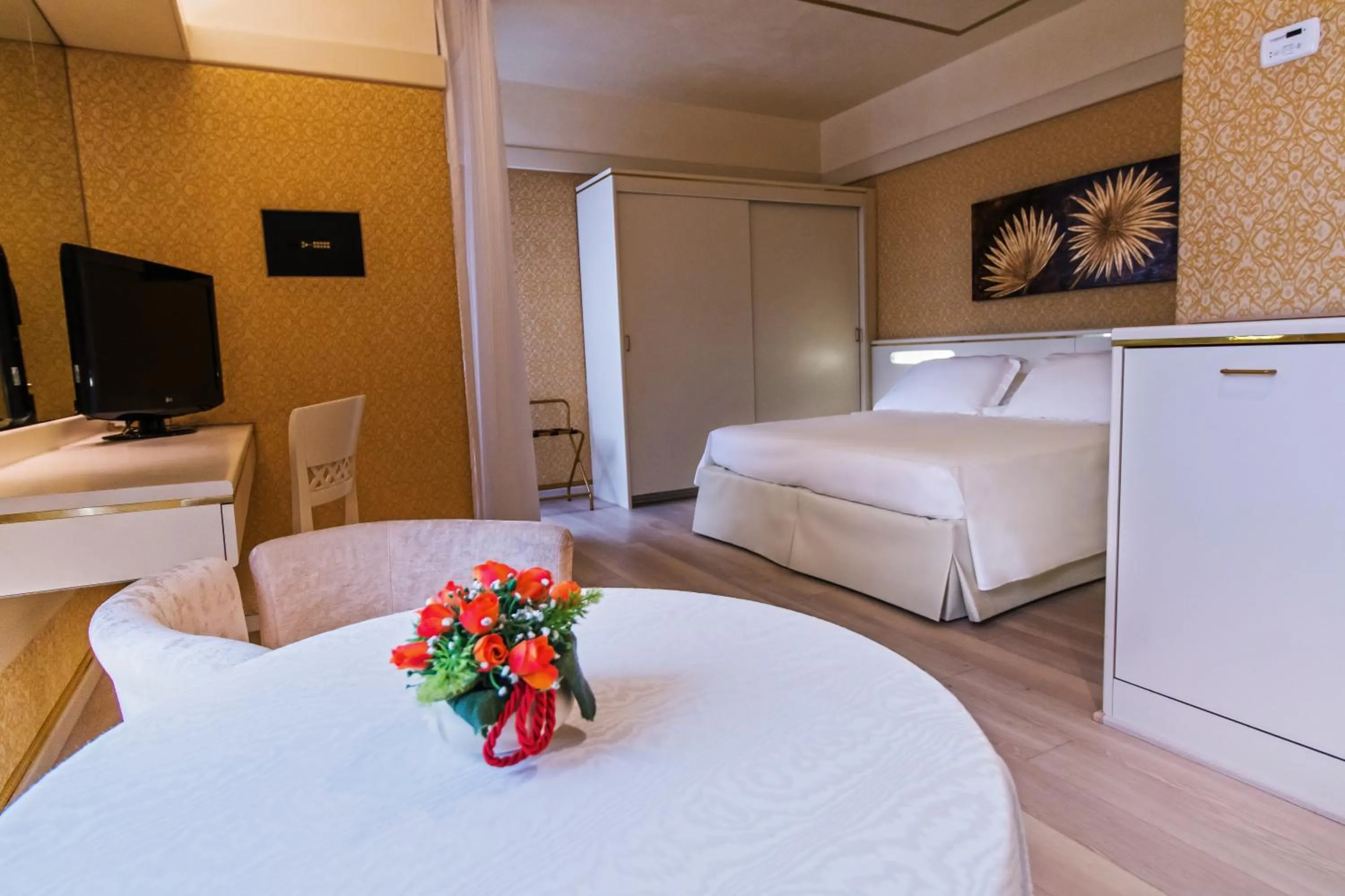 Photo of the whole room, Bed in Hotel Bristol