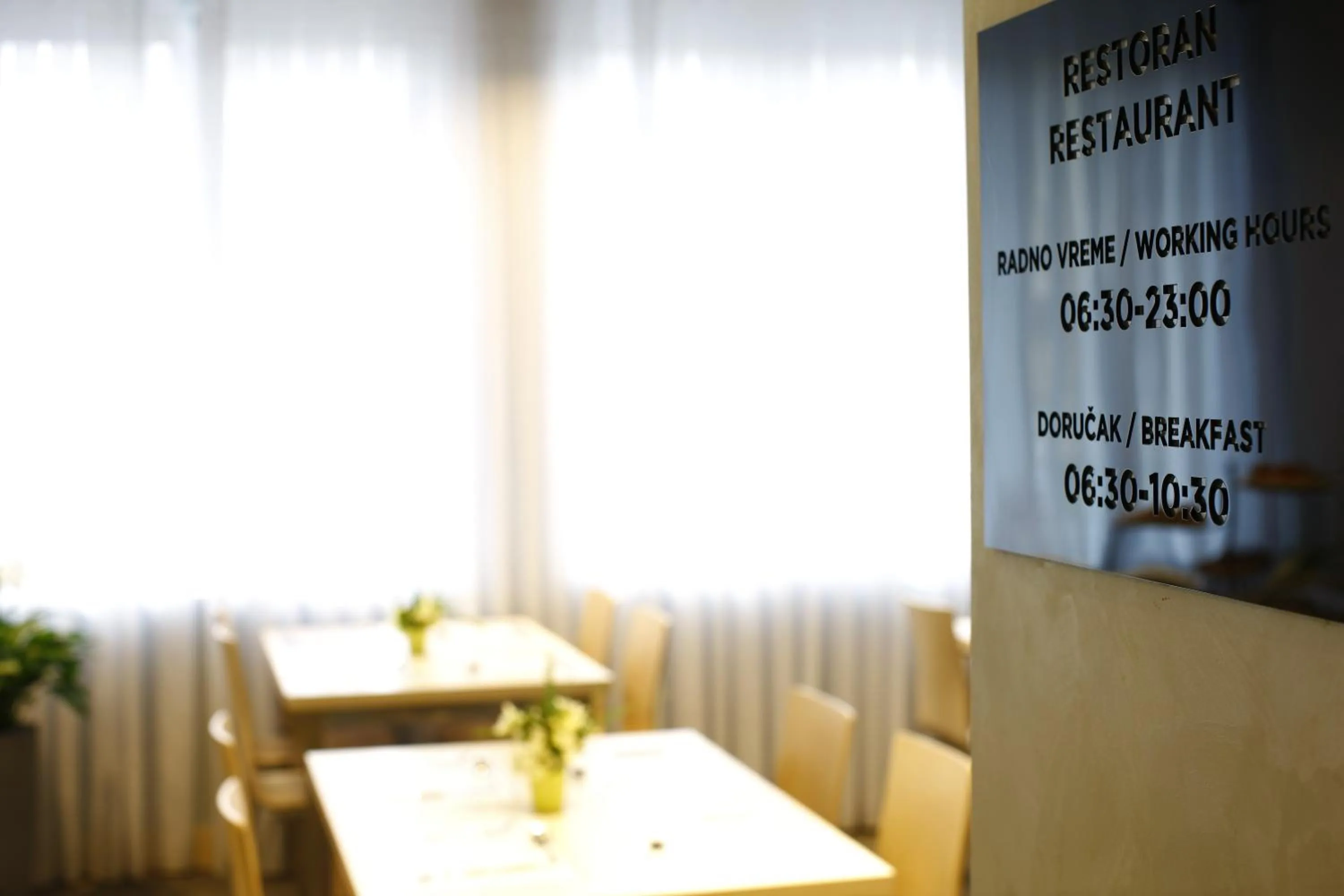 Restaurant/places to eat in Hotel Argo