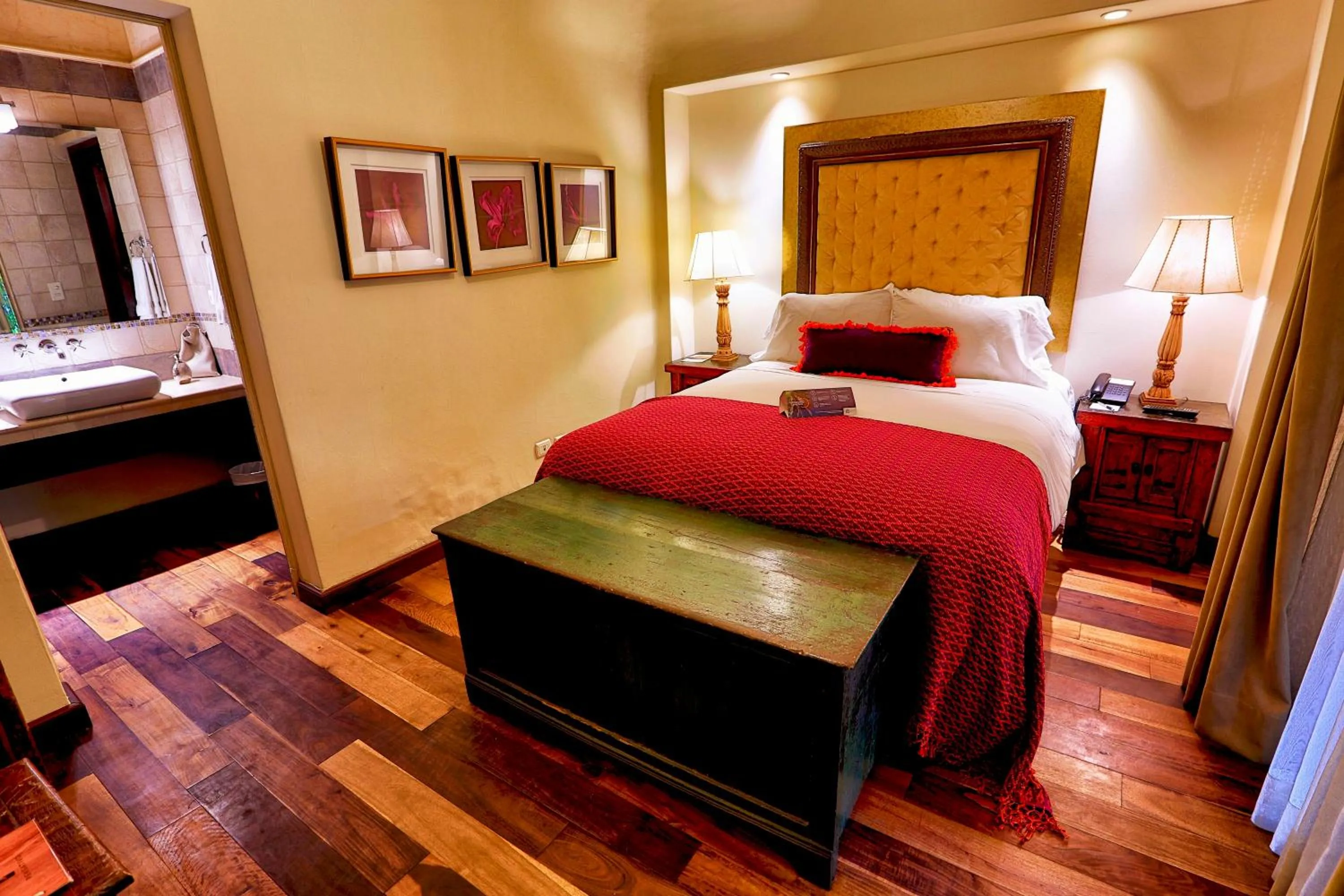 Photo of the whole room, Bed in Pensativo House Hotel