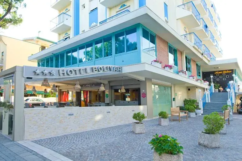 Patio, Property Building in Hotel Bolivar