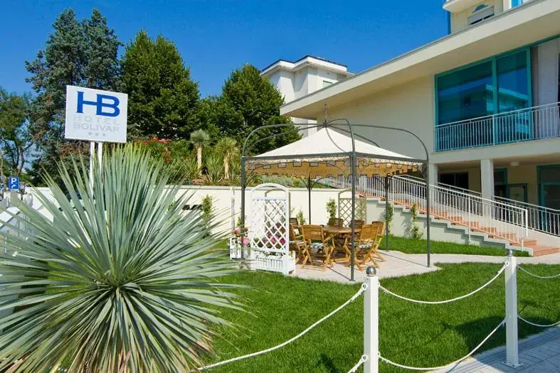 Patio, Property Building in Hotel Bolivar