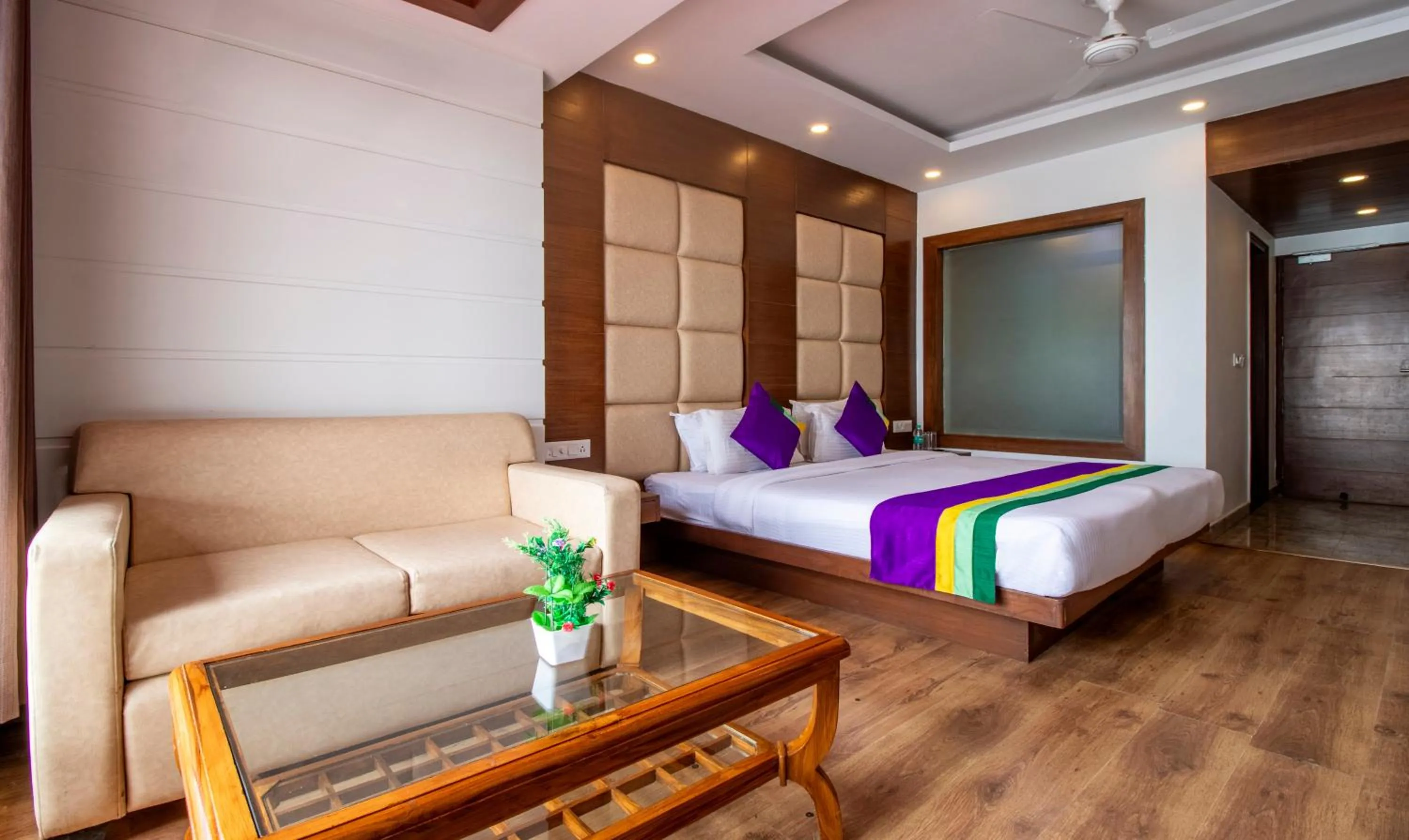 Bed in Treebo Premium Queens Of Hills Near Mall Road Area