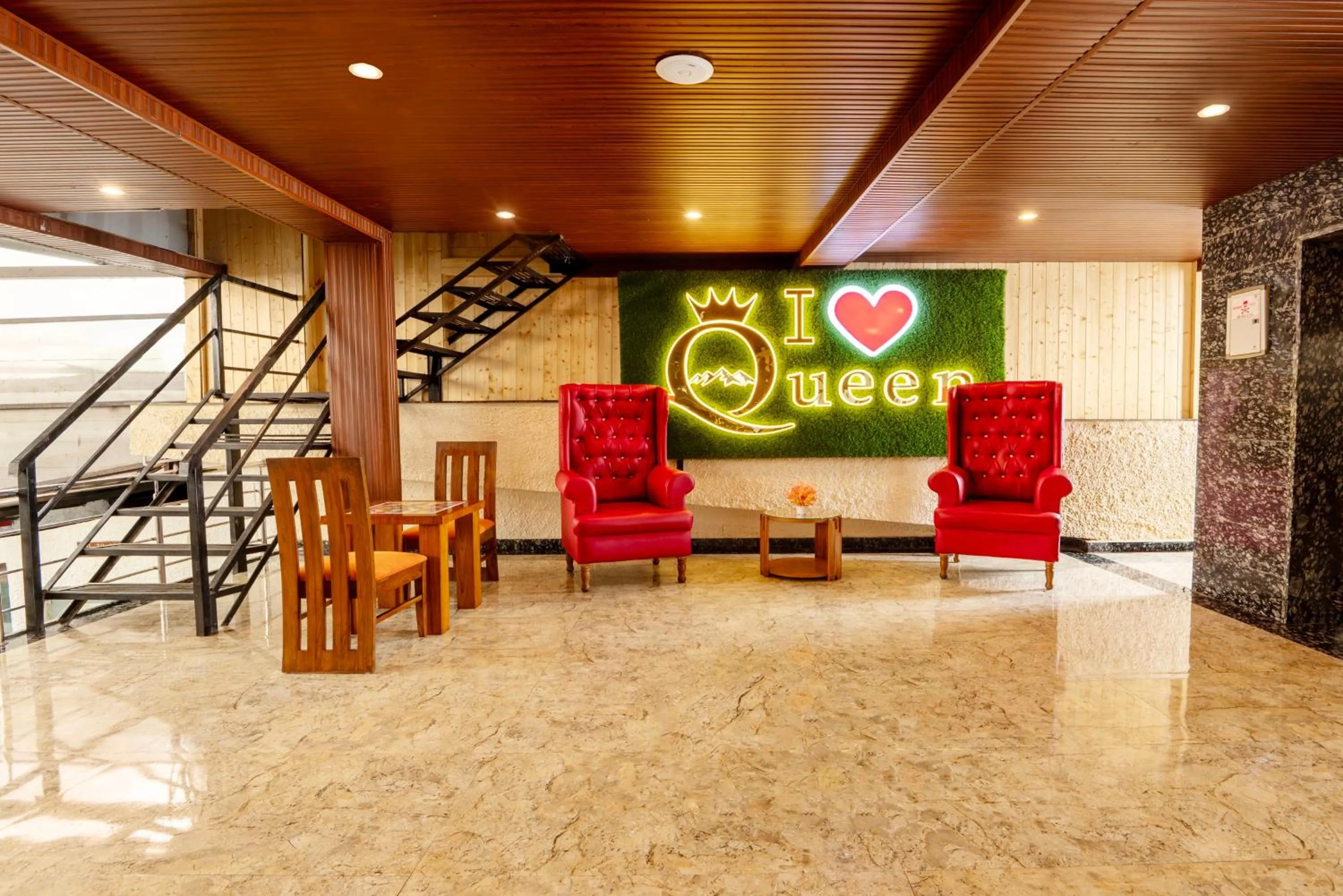 Seating area in Treebo Premium Queens Of Hills Near Mall Road Area