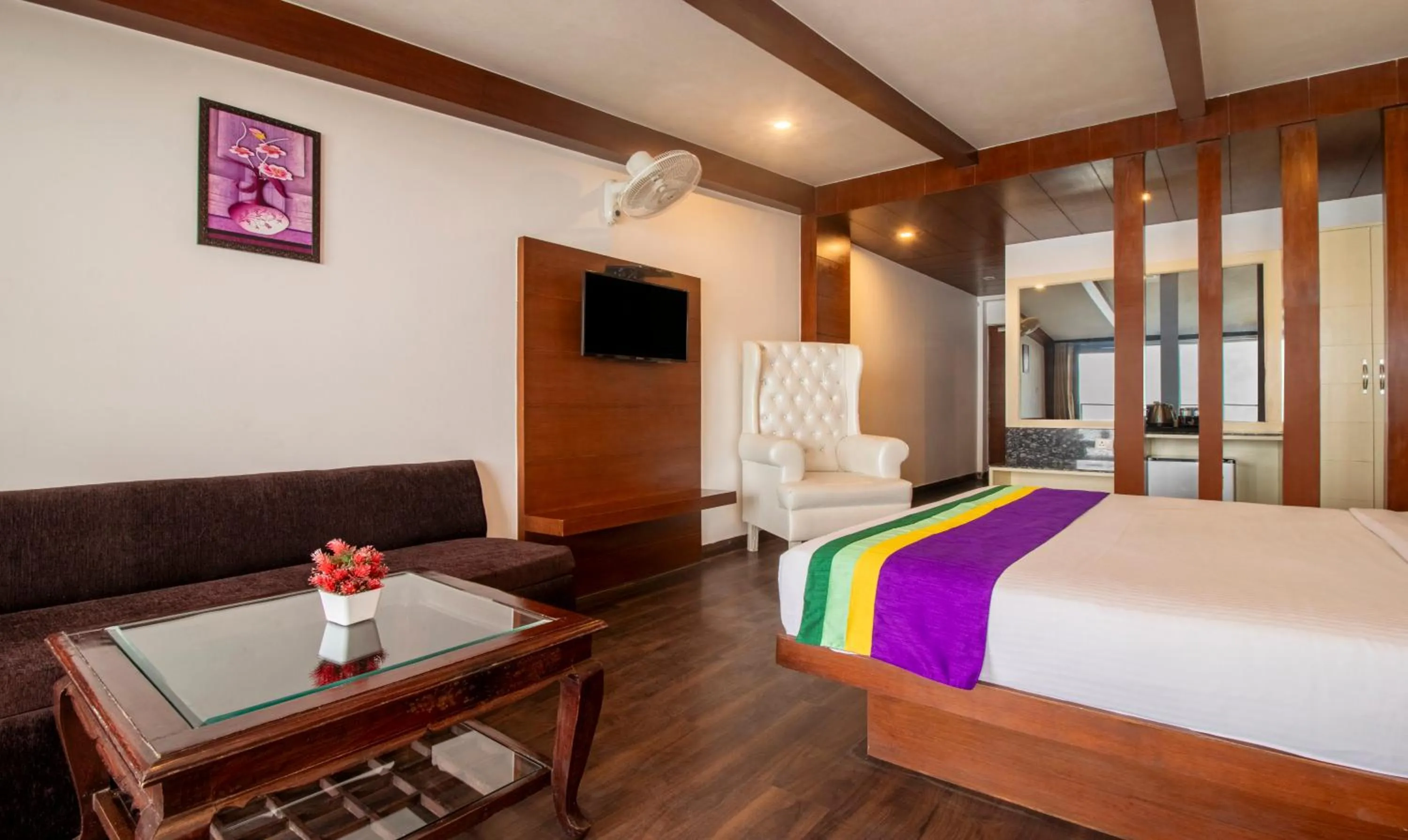 Bed in Treebo Premium Queens Of Hills Near Mall Road Area