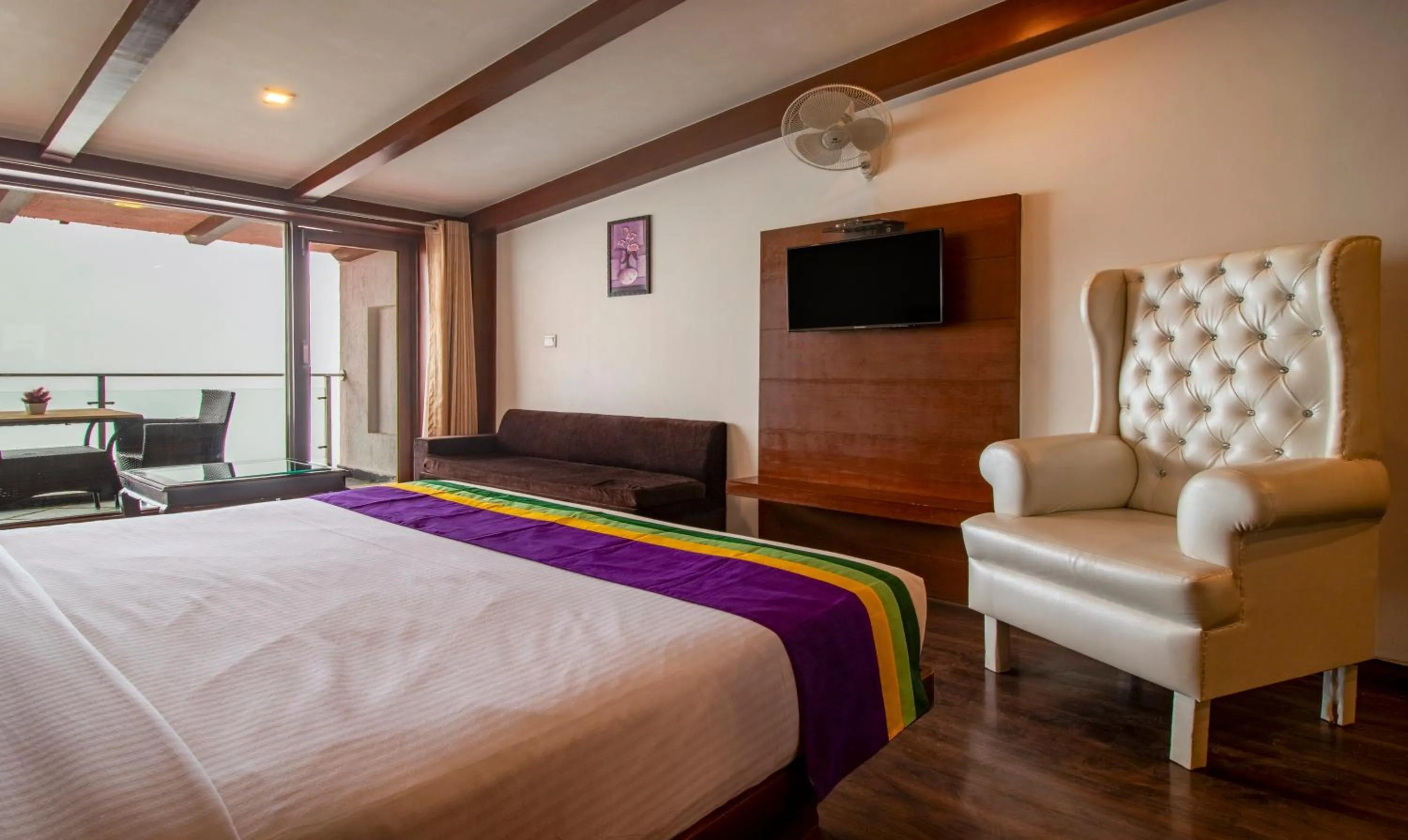 Bed in Treebo Premium Queens Of Hills Near Mall Road Area