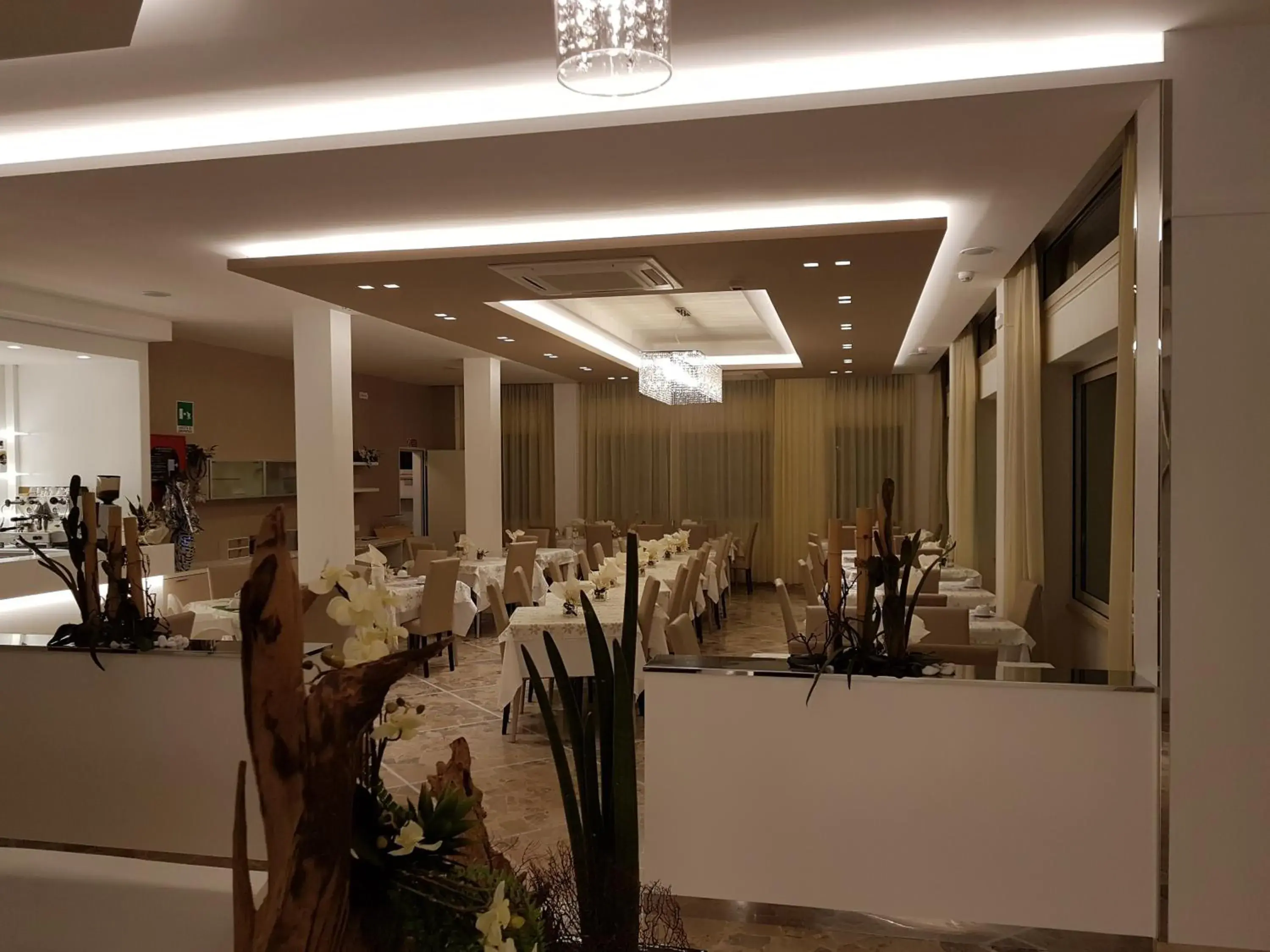 Restaurant/places to eat in Hotel Solemare