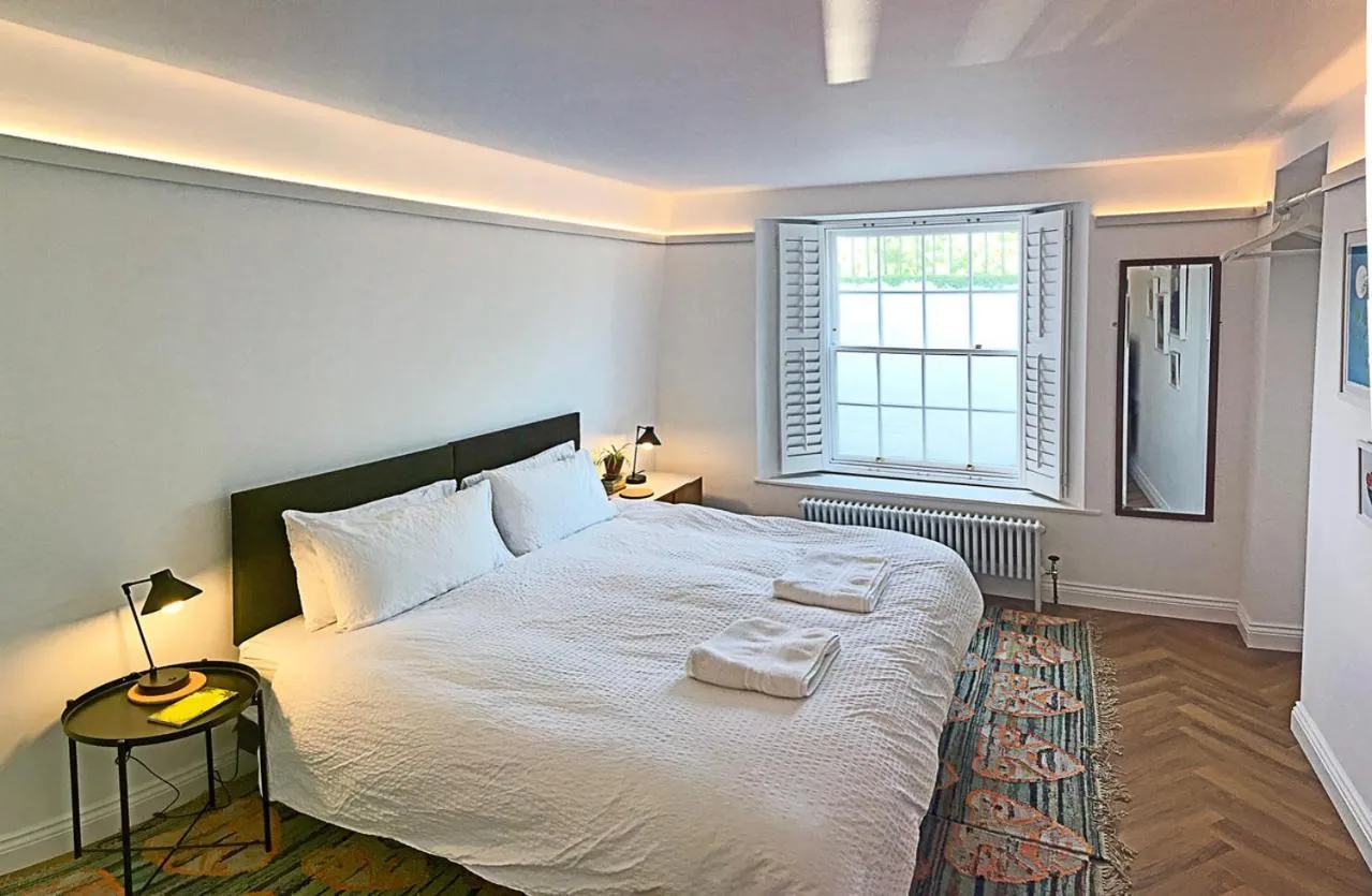 Ilfracombe Townhouse: restored historic home